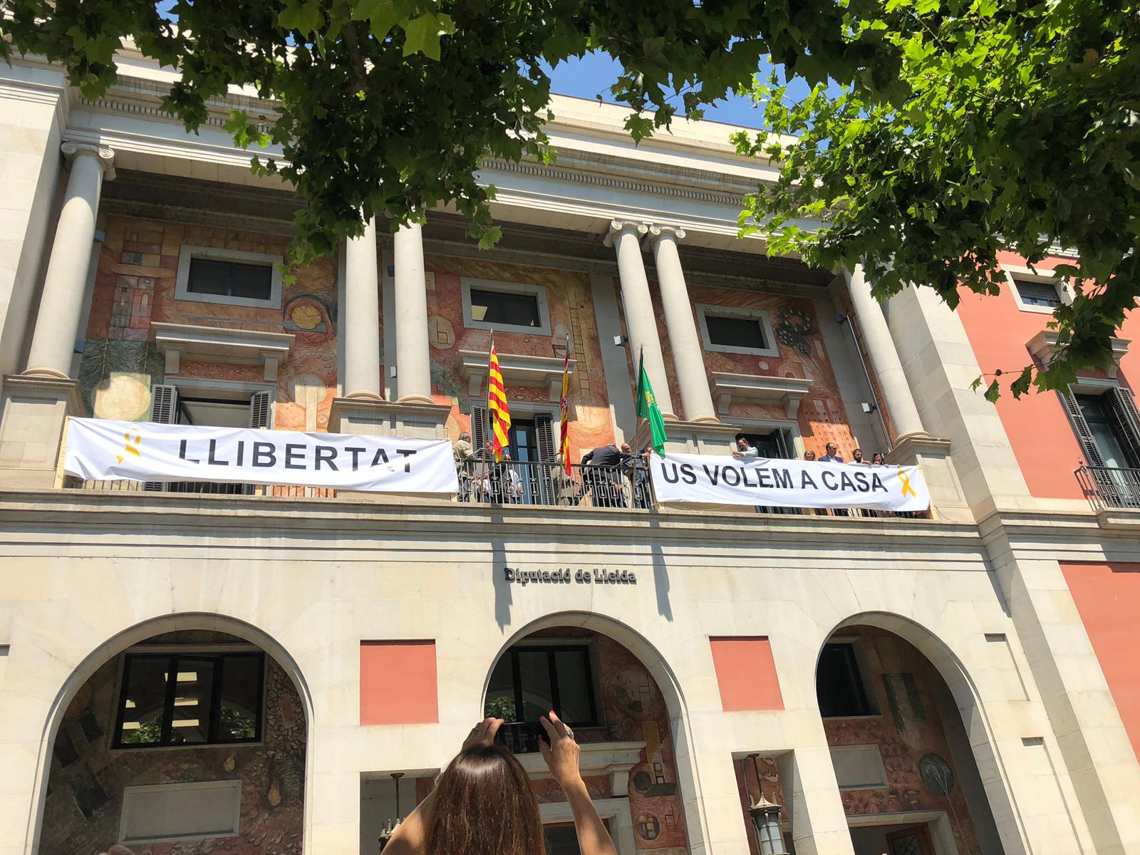 La nueva Diputación de Lleida cuelga dos pancartas por los presos políticos