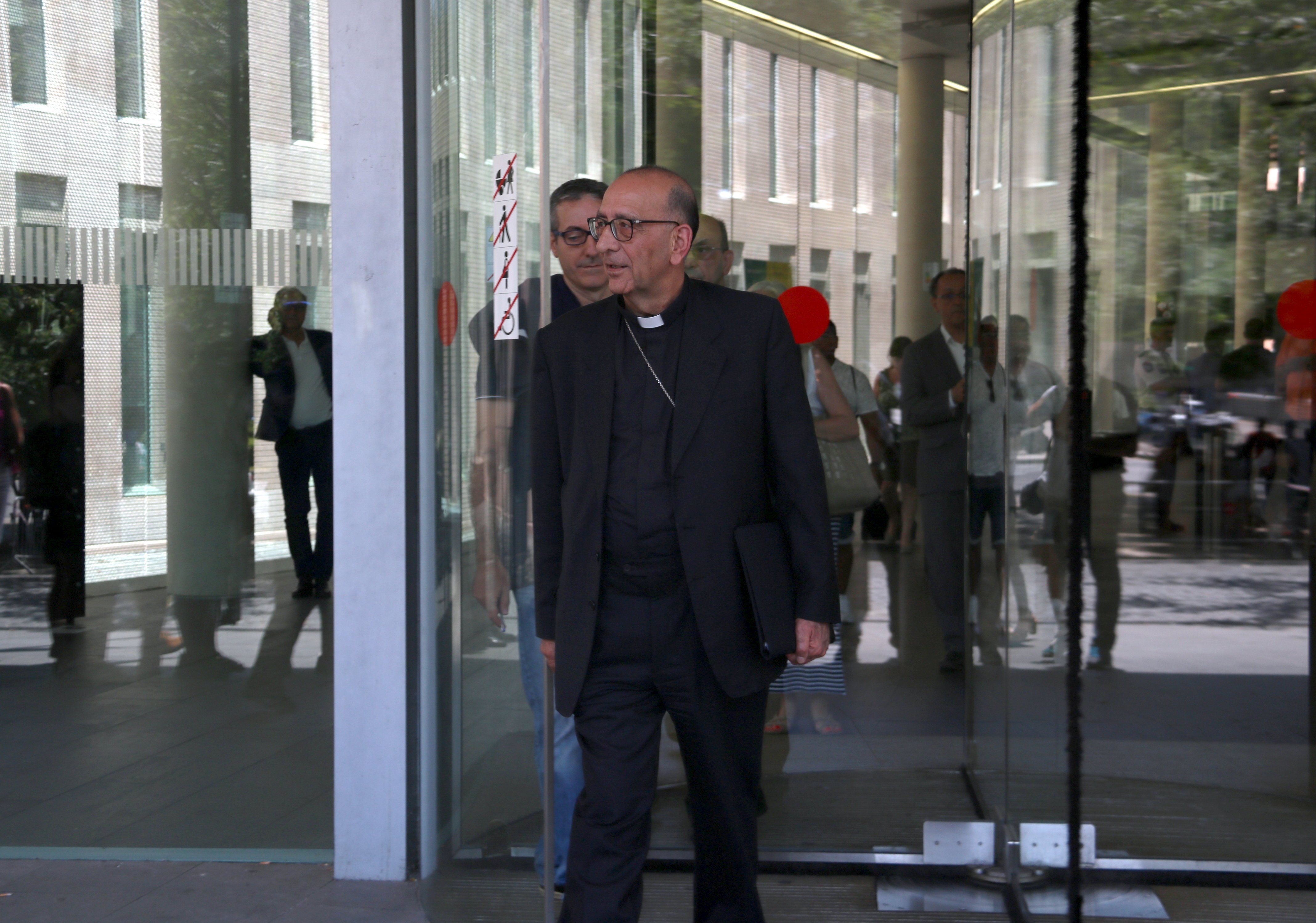 Omella declara por falsificación de documentos para apartar a un sacerdote