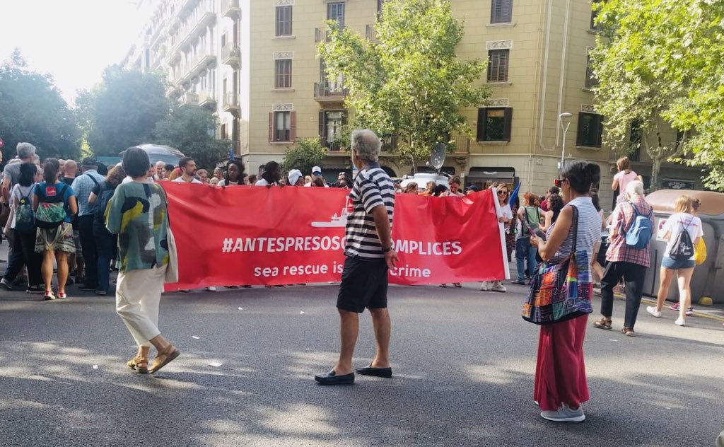 Open Arms es manifesta davant del Consulat d'Itàlia a Barcelona