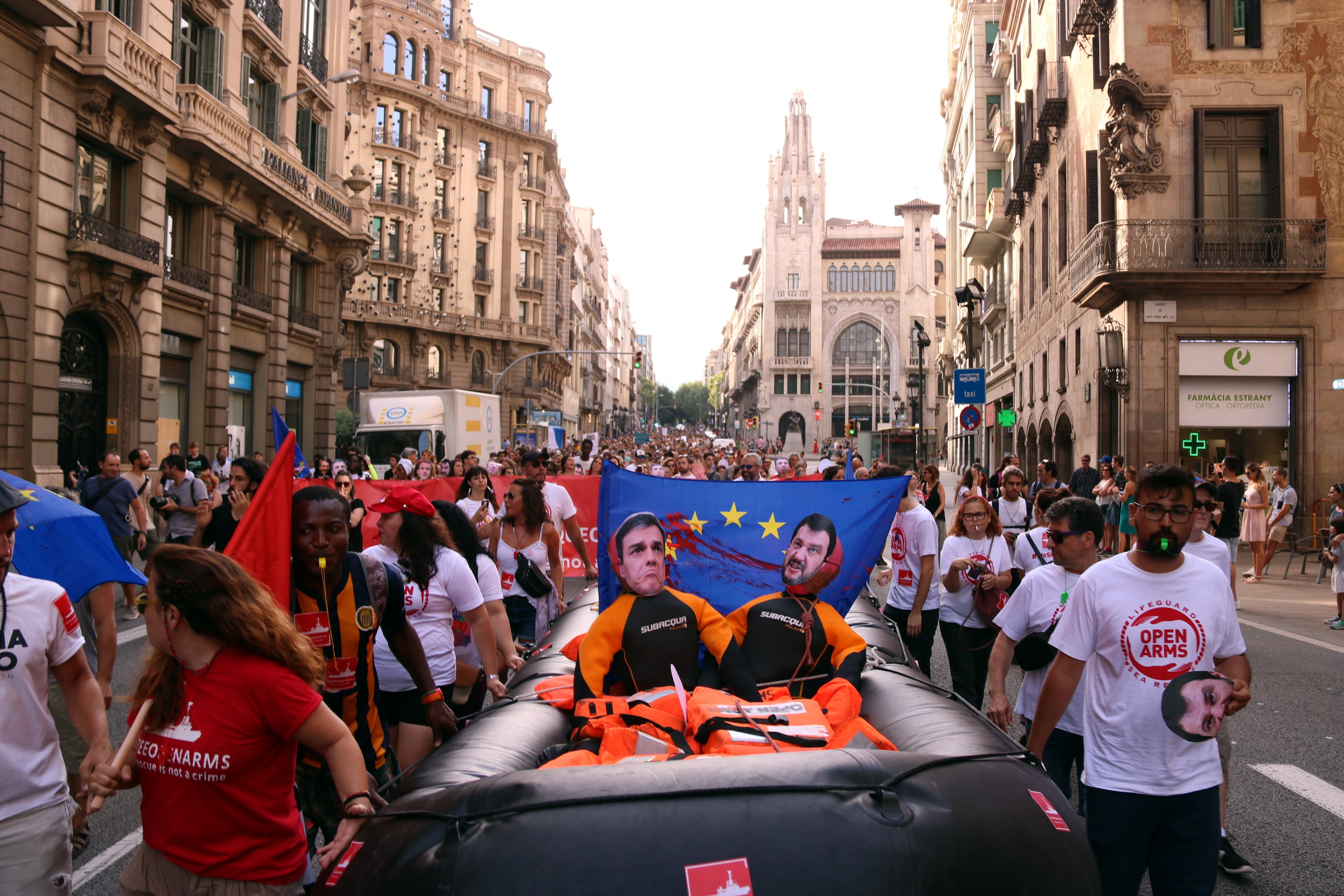 Unas 500 personas se manifiestan en apoyo a Open Arms y las ONG de salvamento en Barcelona