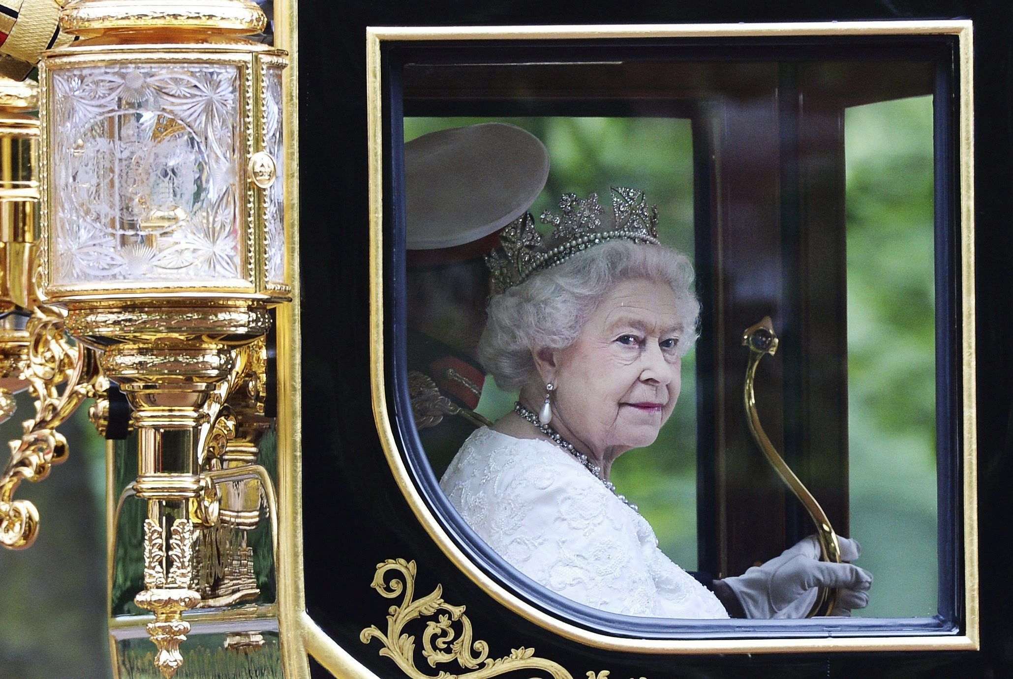 La reina Isabel II pasa una noche hospitalizada para someterse a pruebas