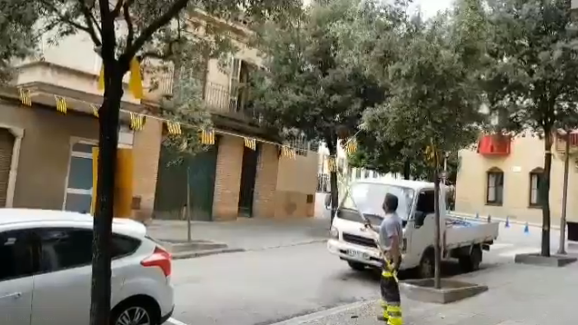 VÍDEO | La brigada de neteja municipal arrenca estelades dels carrers de Súria