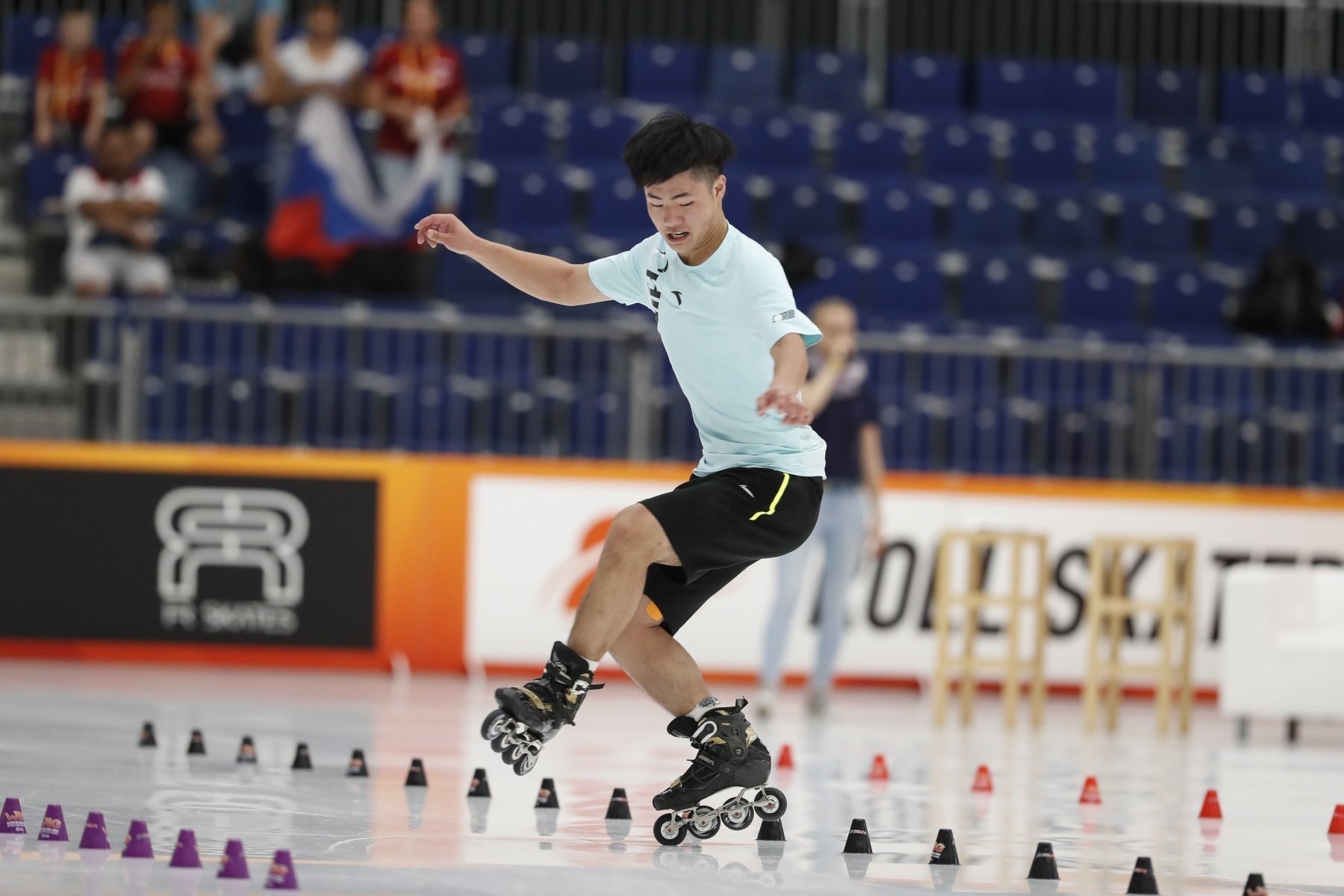 El xinès Zhang Hao es penja la medalla d’or a la prova de battle slalom als World Roller Games