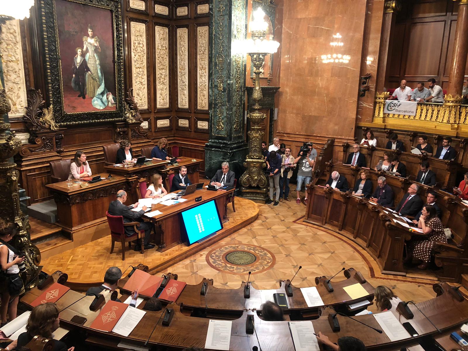 Engega el mandat Colau-PSC amb l'oposició dividida, protestes i sense Forn