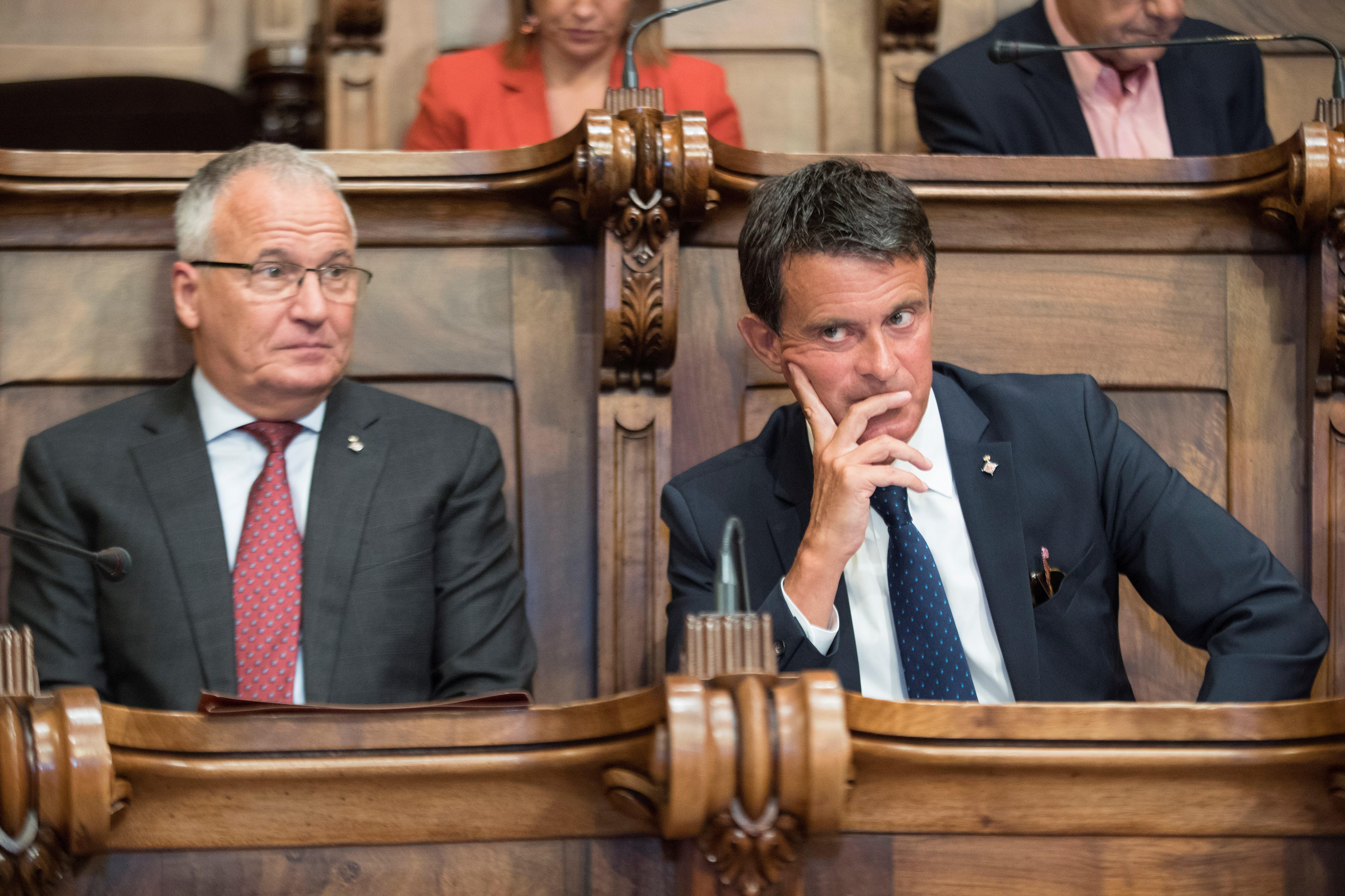 Valls pide el desalojo de la acampada en plaza Universitat