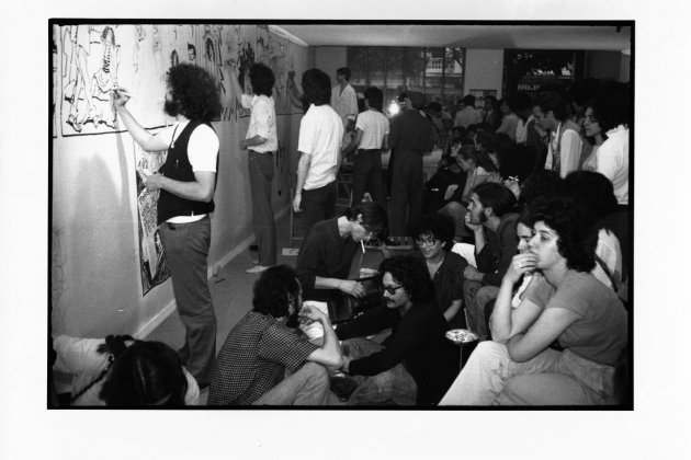 4. Col·laboradors d'El Víbora pintant el còmic en viu Amor en Vallvidrera, 1980. © Manel Esclusa, VEGAP, Barcelona, 2019. 