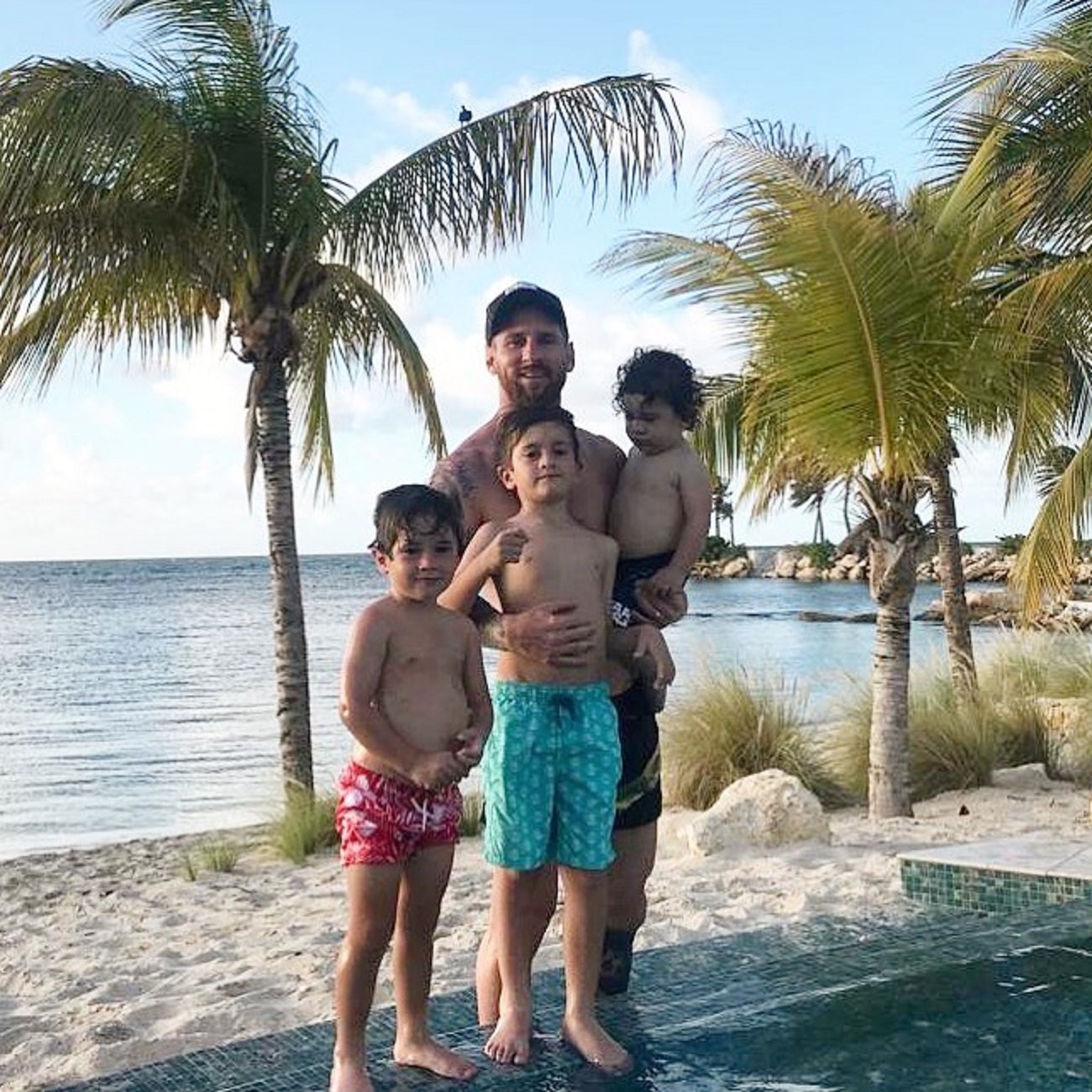 Messi enseña a sus hijos en una playa paradisiaca