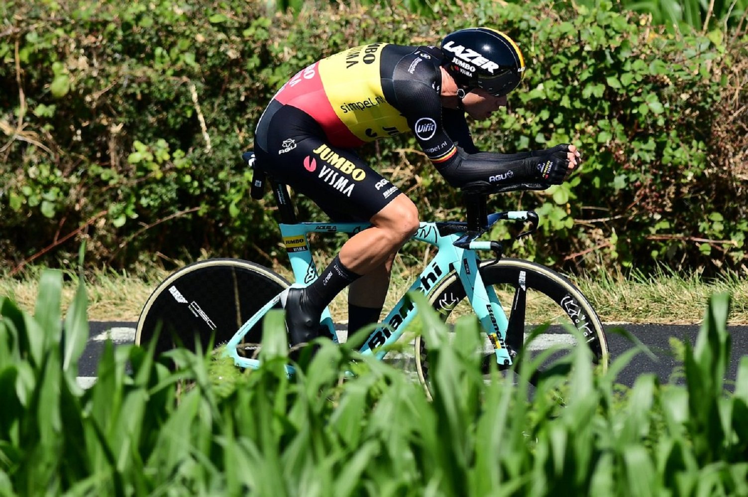 Escalofriante caída de la joven estrella belga, Van Aert, en el Tour de Francia