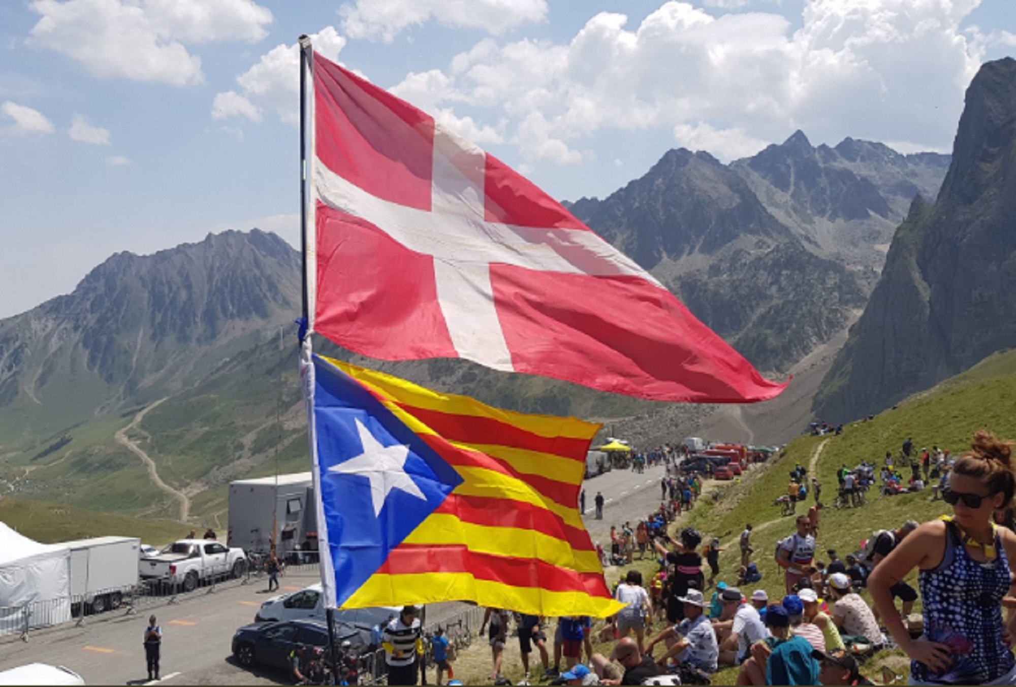 Requisen una xapa independentista a una espectadora del Tour de França