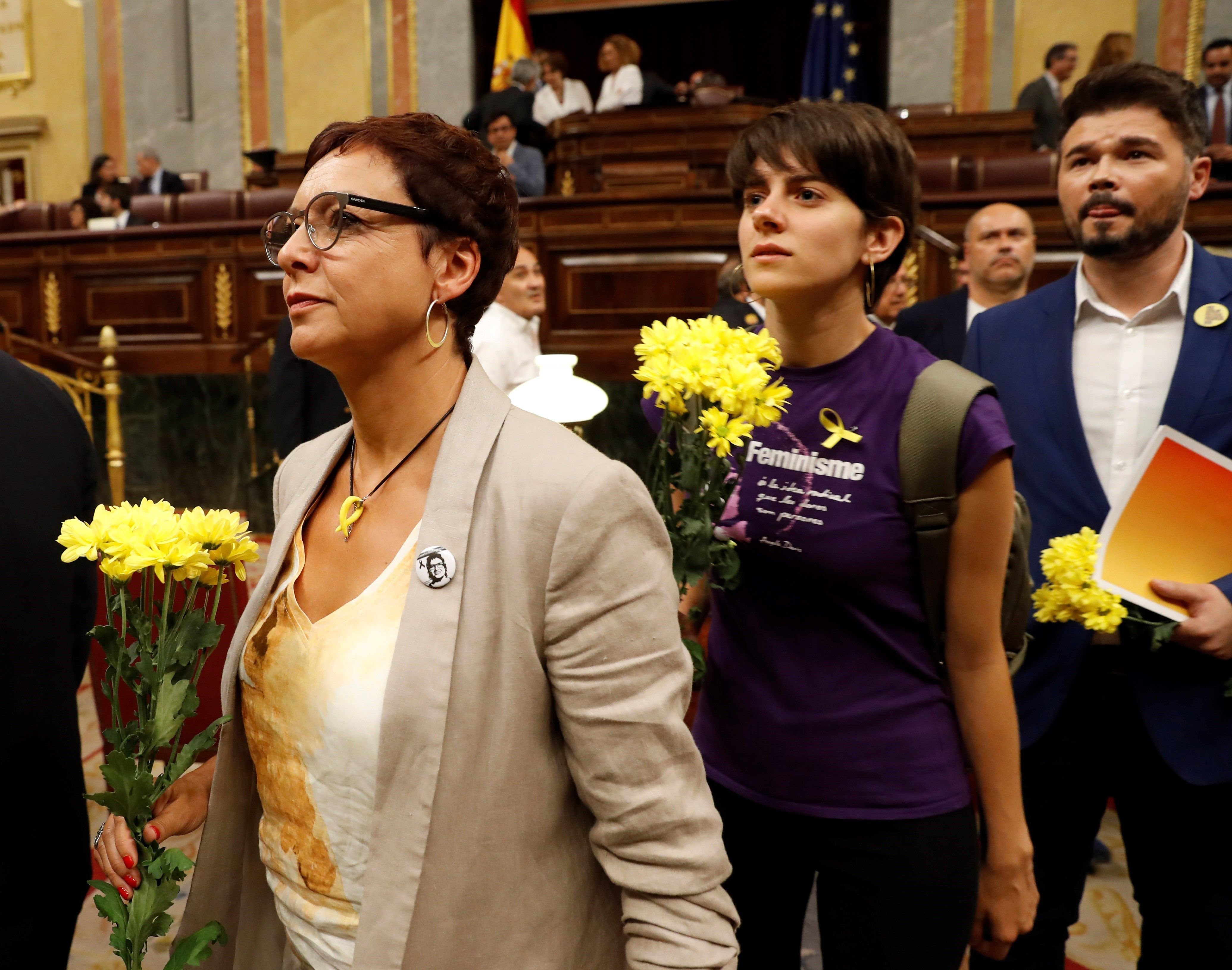 VÍDEO|ERC exhibe flores amarillas en recuerdo de los presos políticos y los exiliados