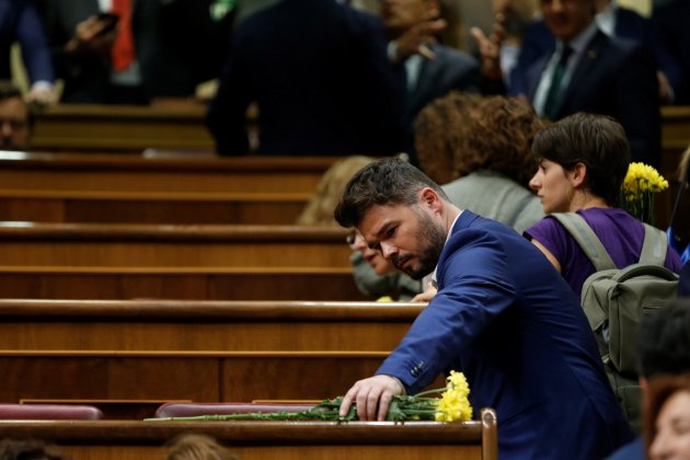 Gabriel Rufian flors grogues debat investidura EFE