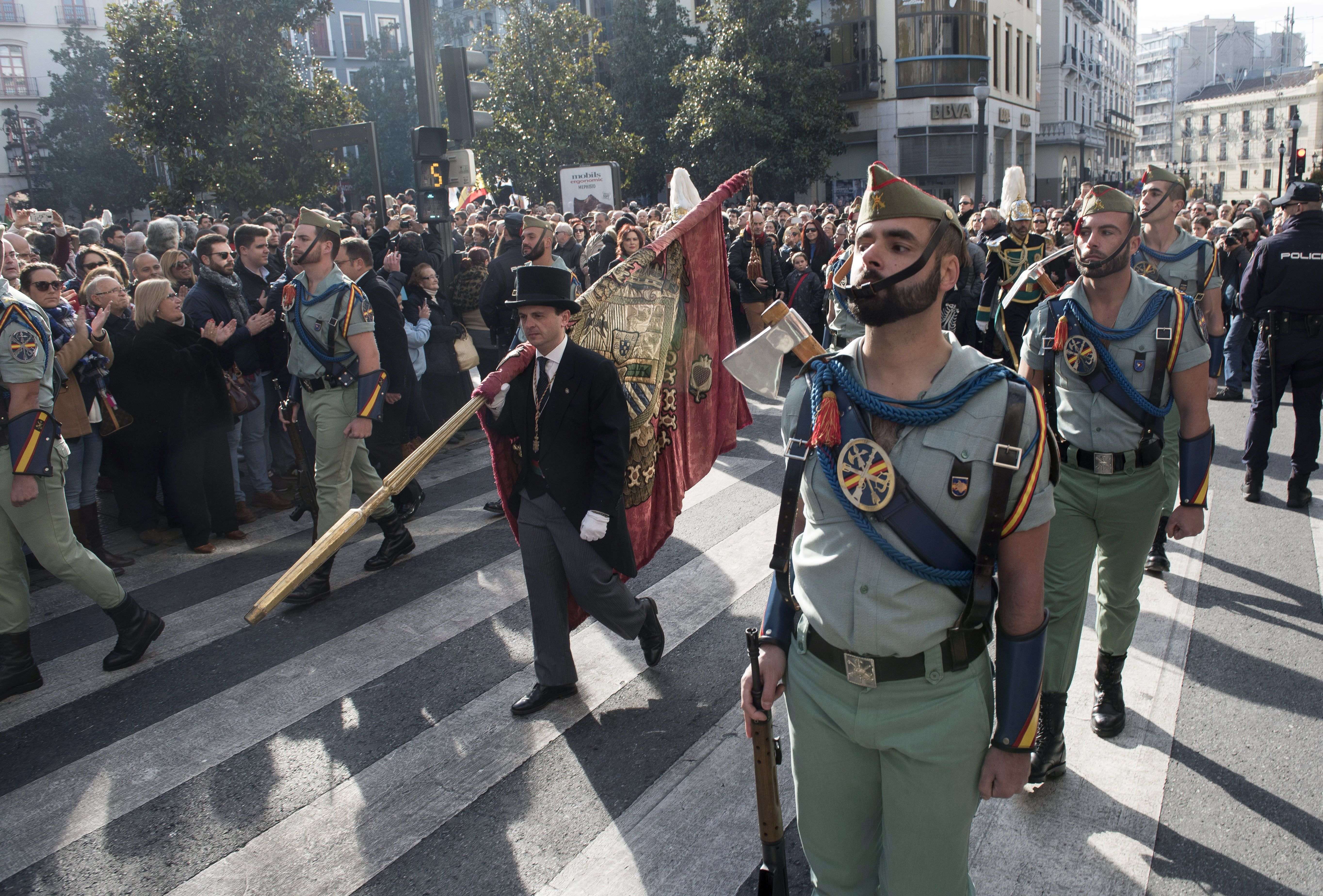 La Legión desfila en el acto de los 525 años de la "Toma" de Granada
