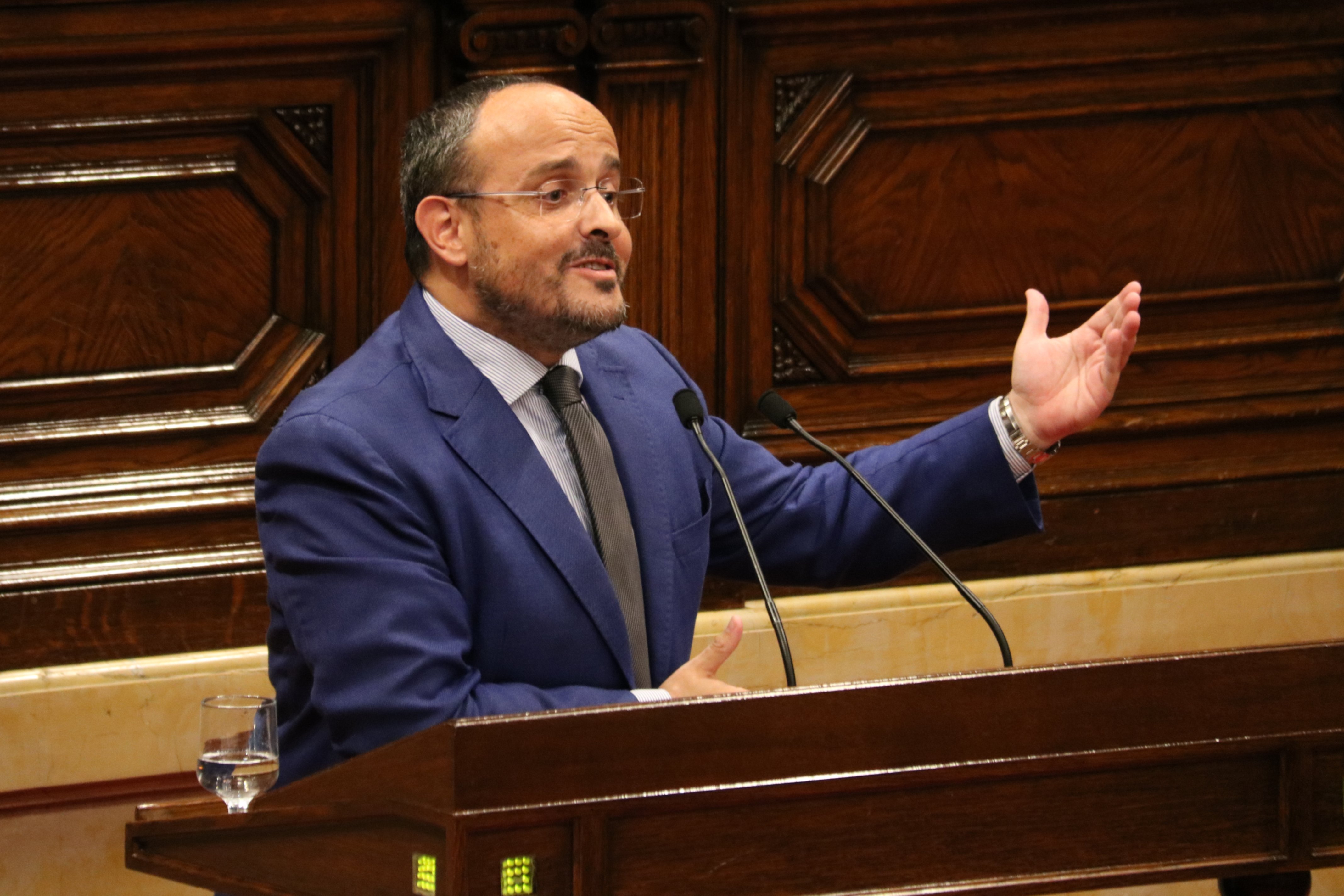 VÍDEO | El xou d'Alejandro Fernández (PP) cantant des del faristol del Parlament