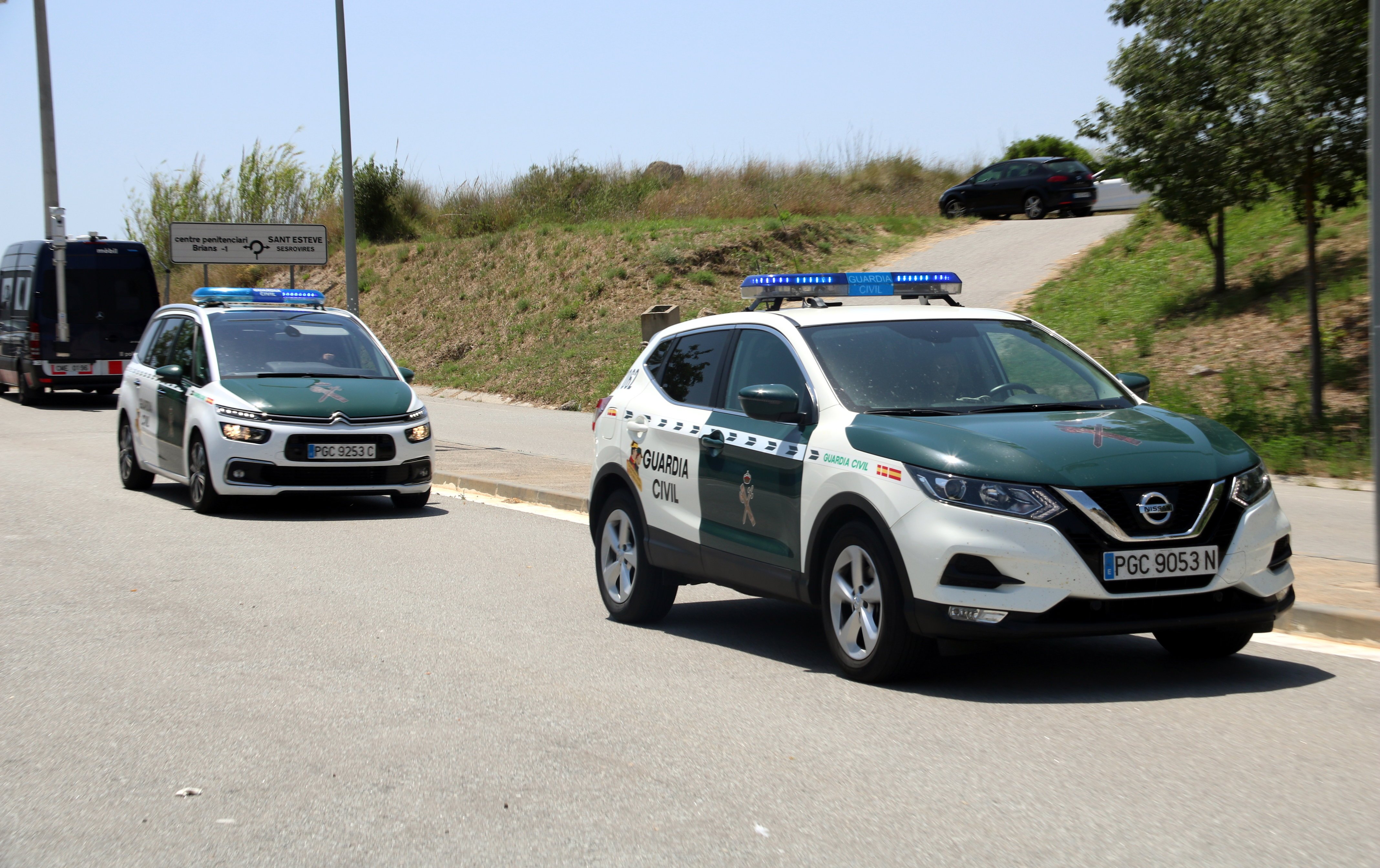 Tres guardias civiles sancionados por poner el 'Cara al sol' a todo volumen en un cuartel