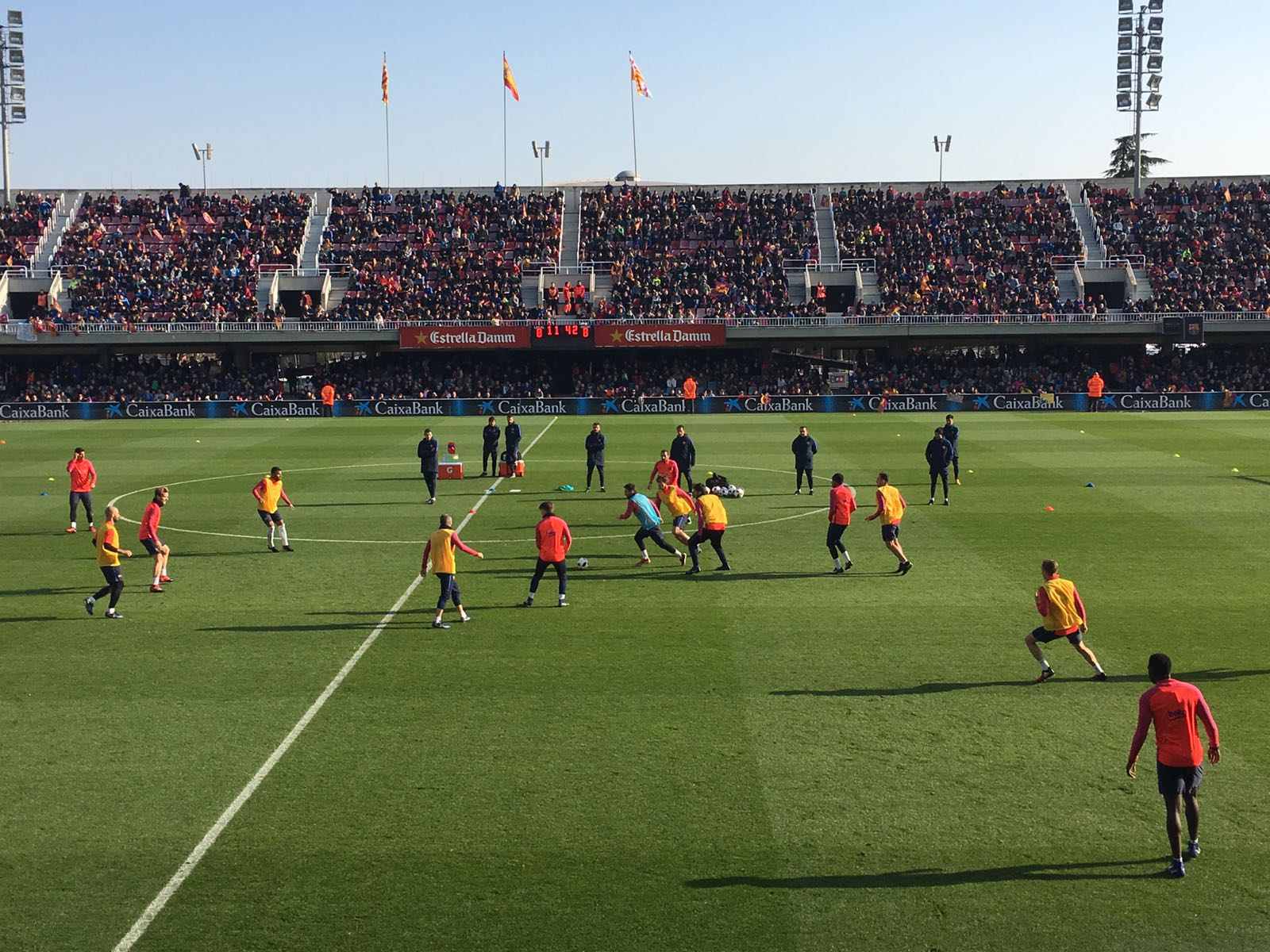 El Barça entrena ante la mirada de los más pequeños