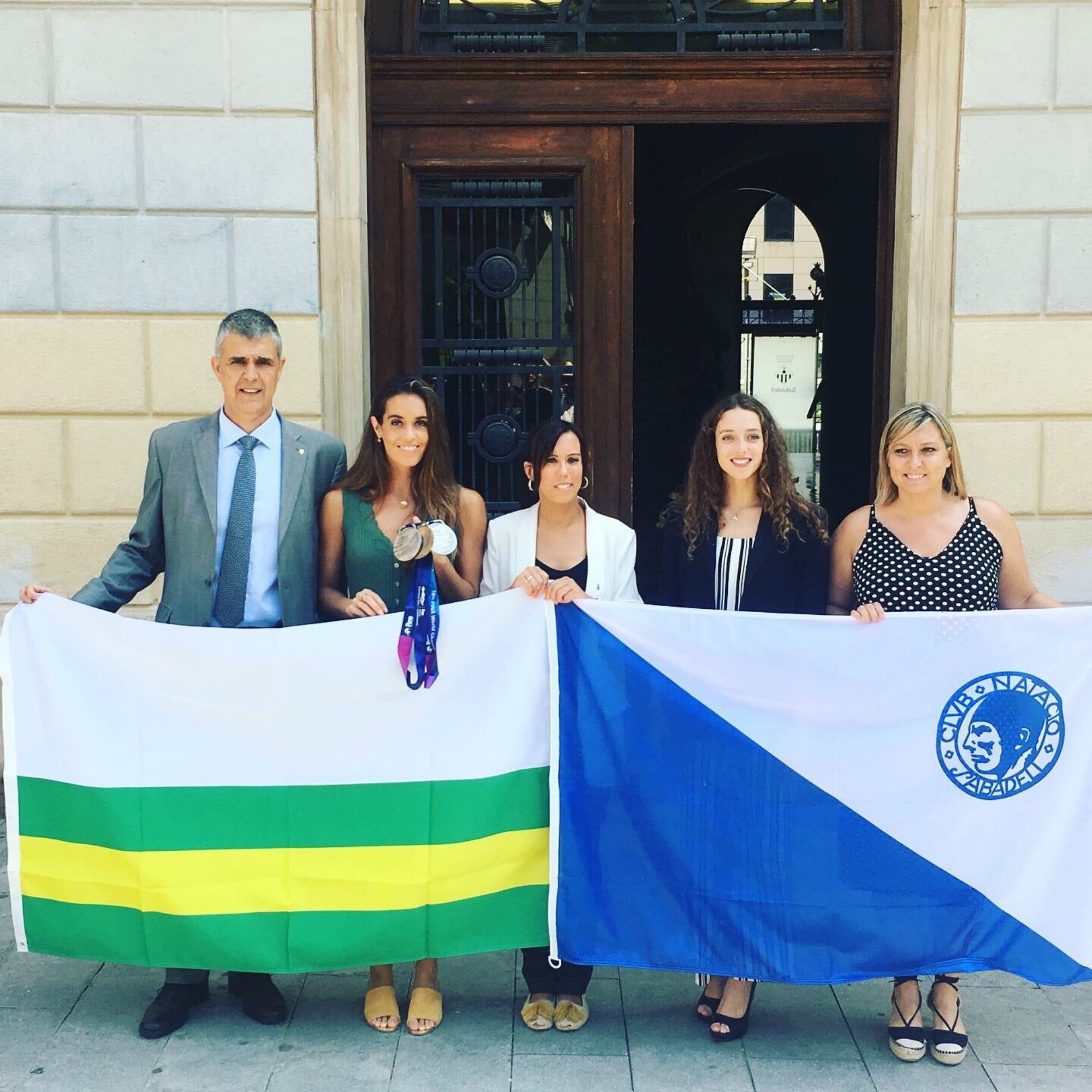 L’Ajuntament de Sabadell ret homenatge a les sirenes del CN Sabadell Ona Carbonell i Emma Garcia