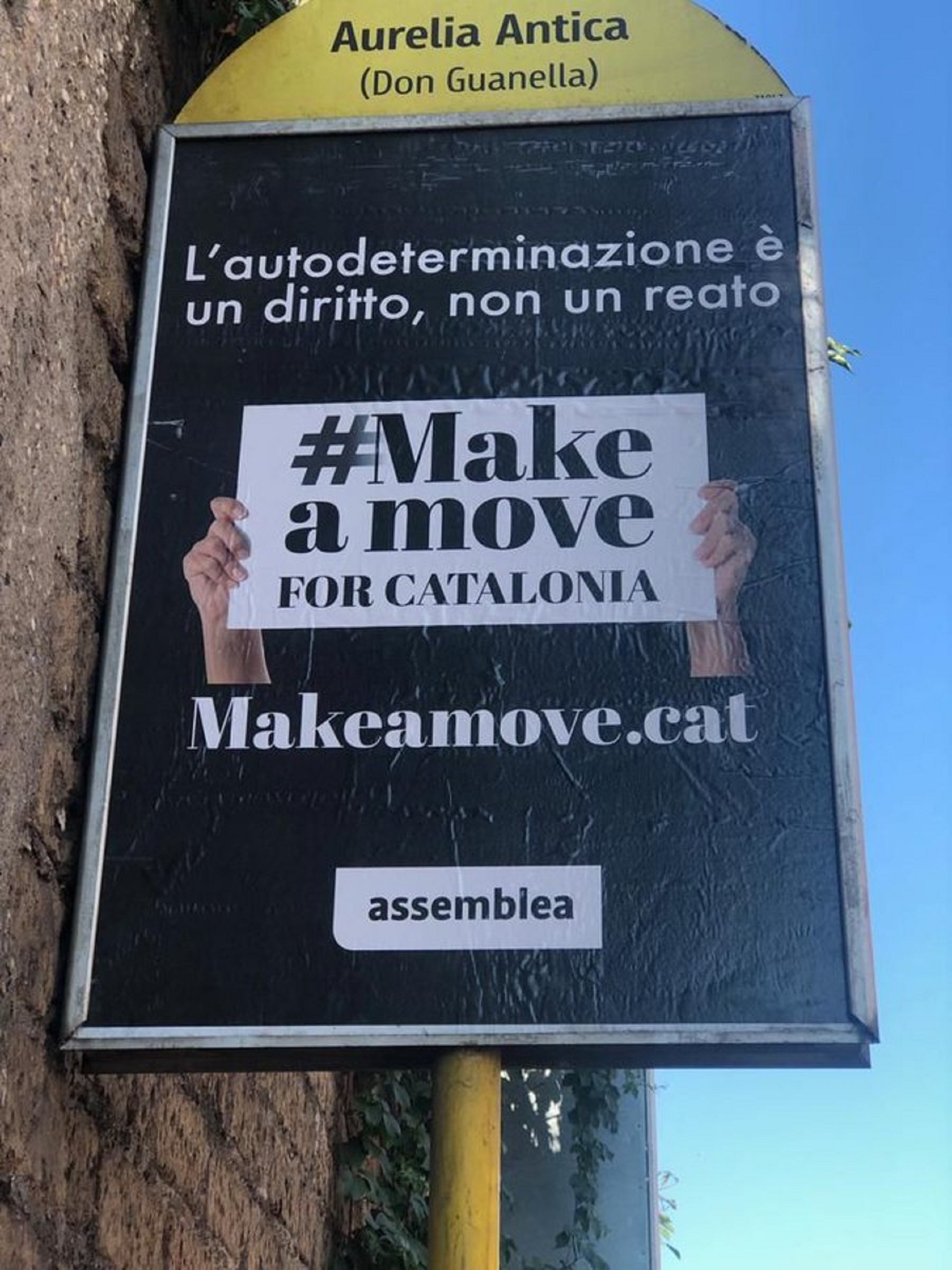 Roma se llena de carteles en defensa de la autodeterminación de Catalunya