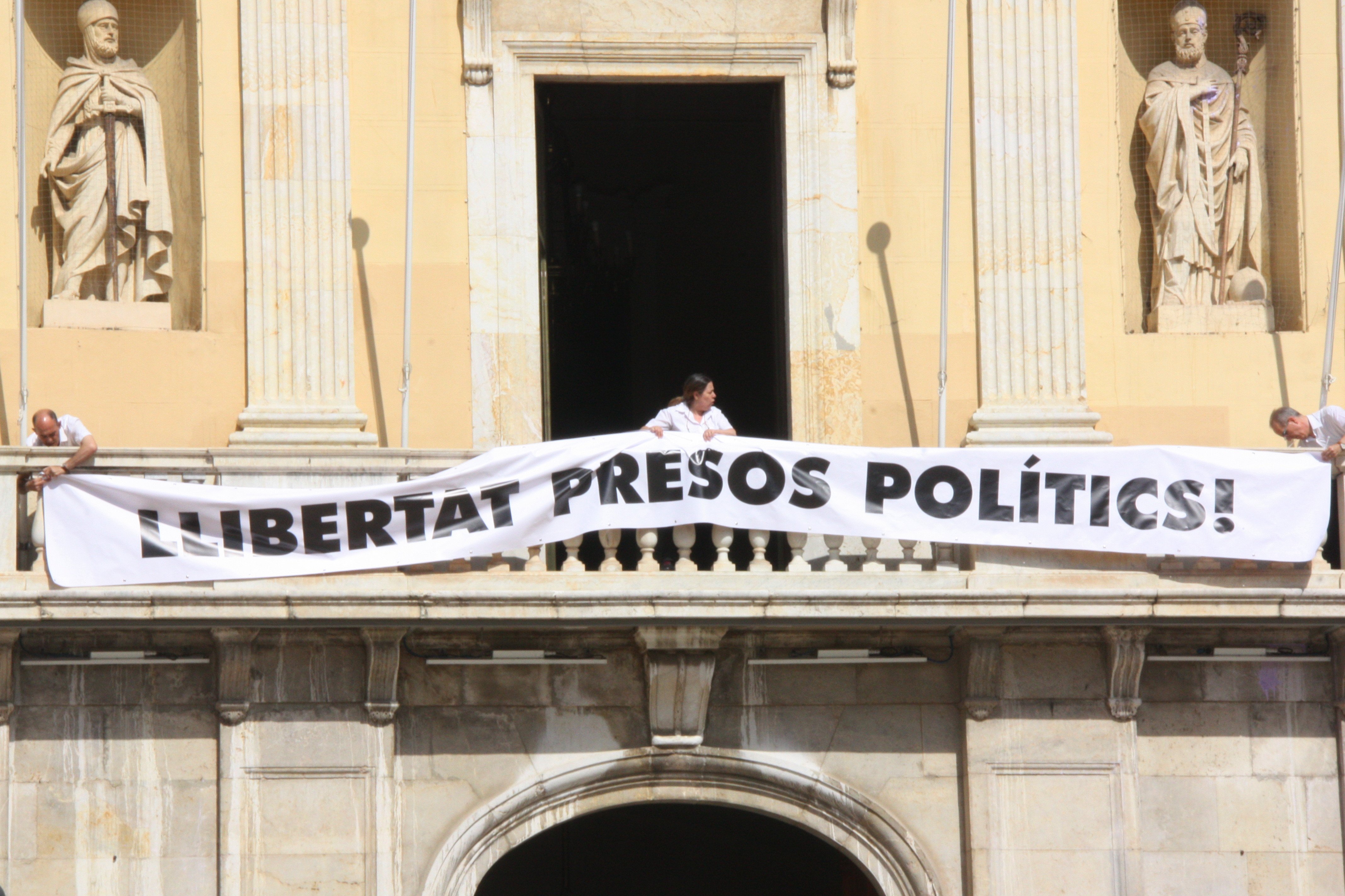 Membres de Tabàrnia despengen la pancarta pels presos de l'Ajuntament de Tarragona