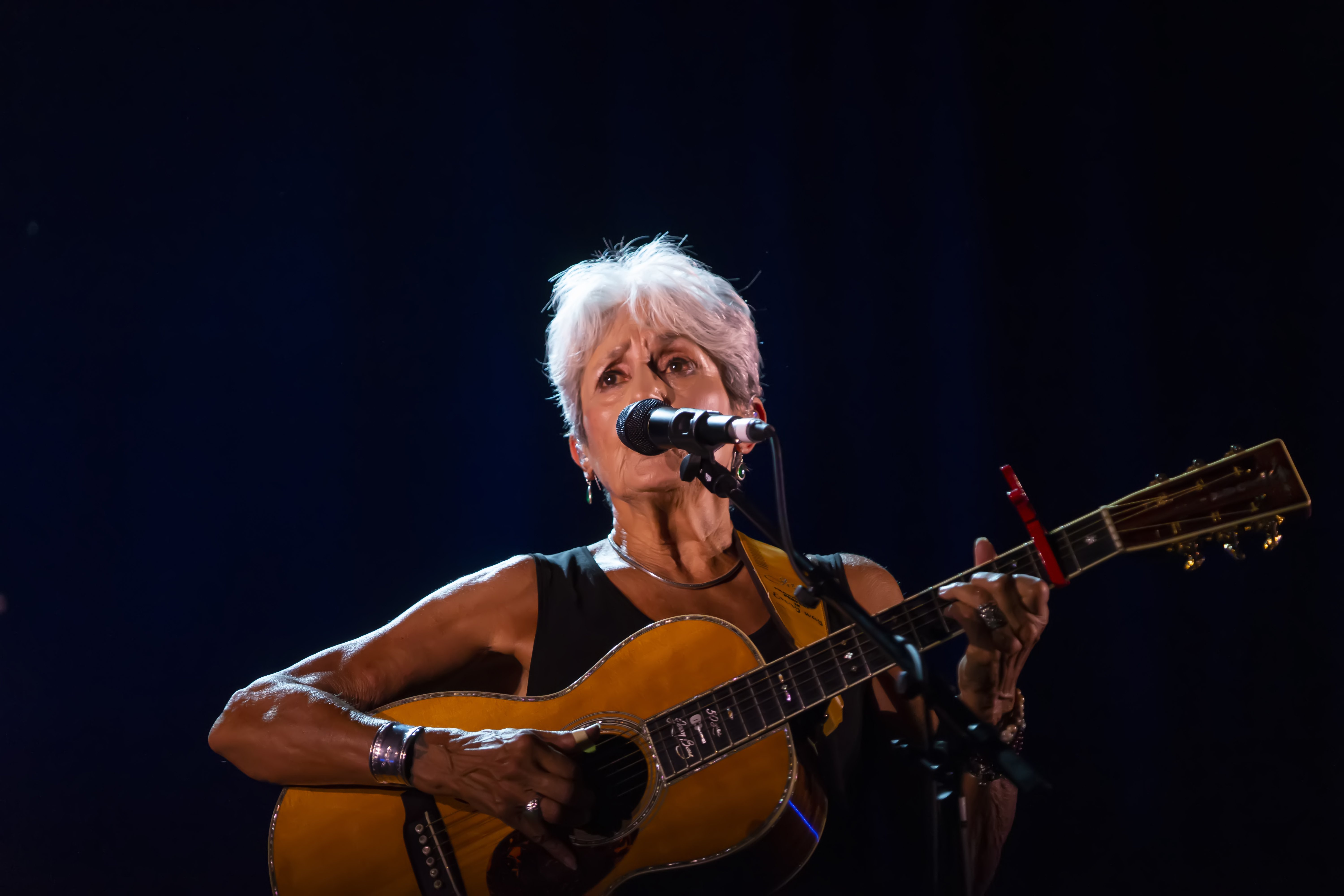 Joan Baez canta a los presos políticos en Sitges