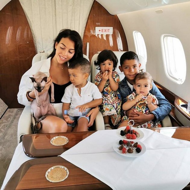 Georgina Rodriguez y famila avión @georginagio