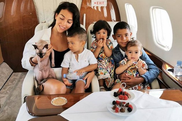 Georgina Rodriguez i famila avió @georginagio