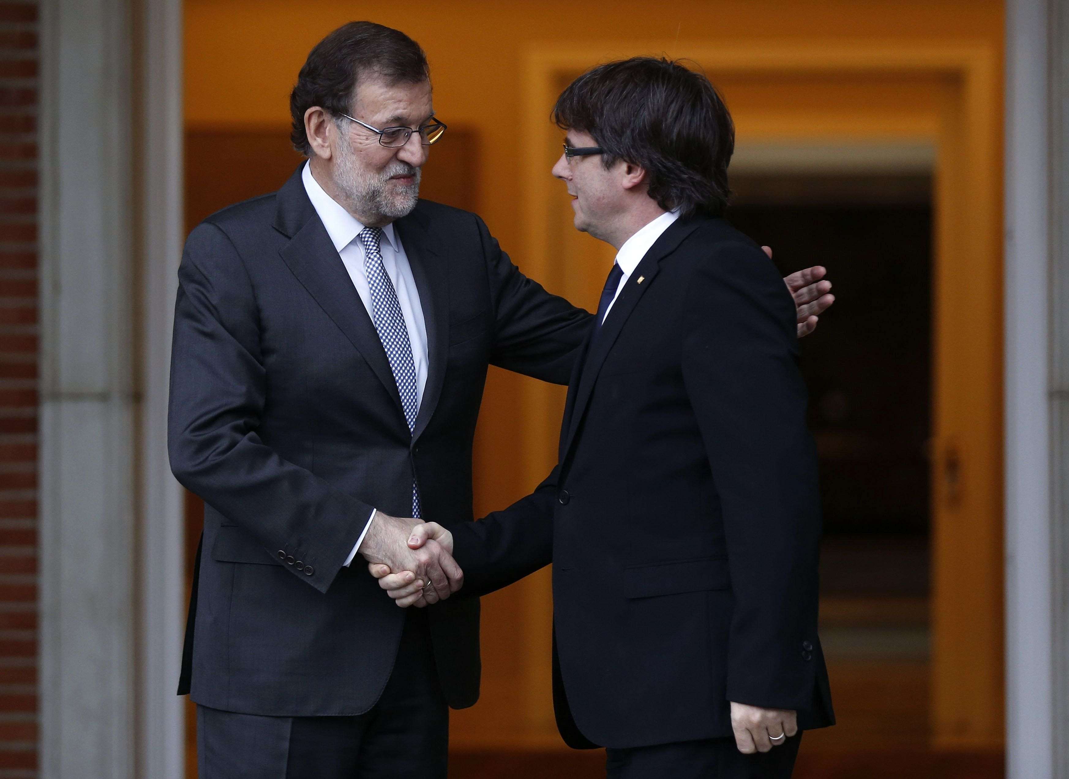 La invitación de Rajoy a Puigdemont y Junqueras: sin nombre y preguntando quién irá de la "entidad"