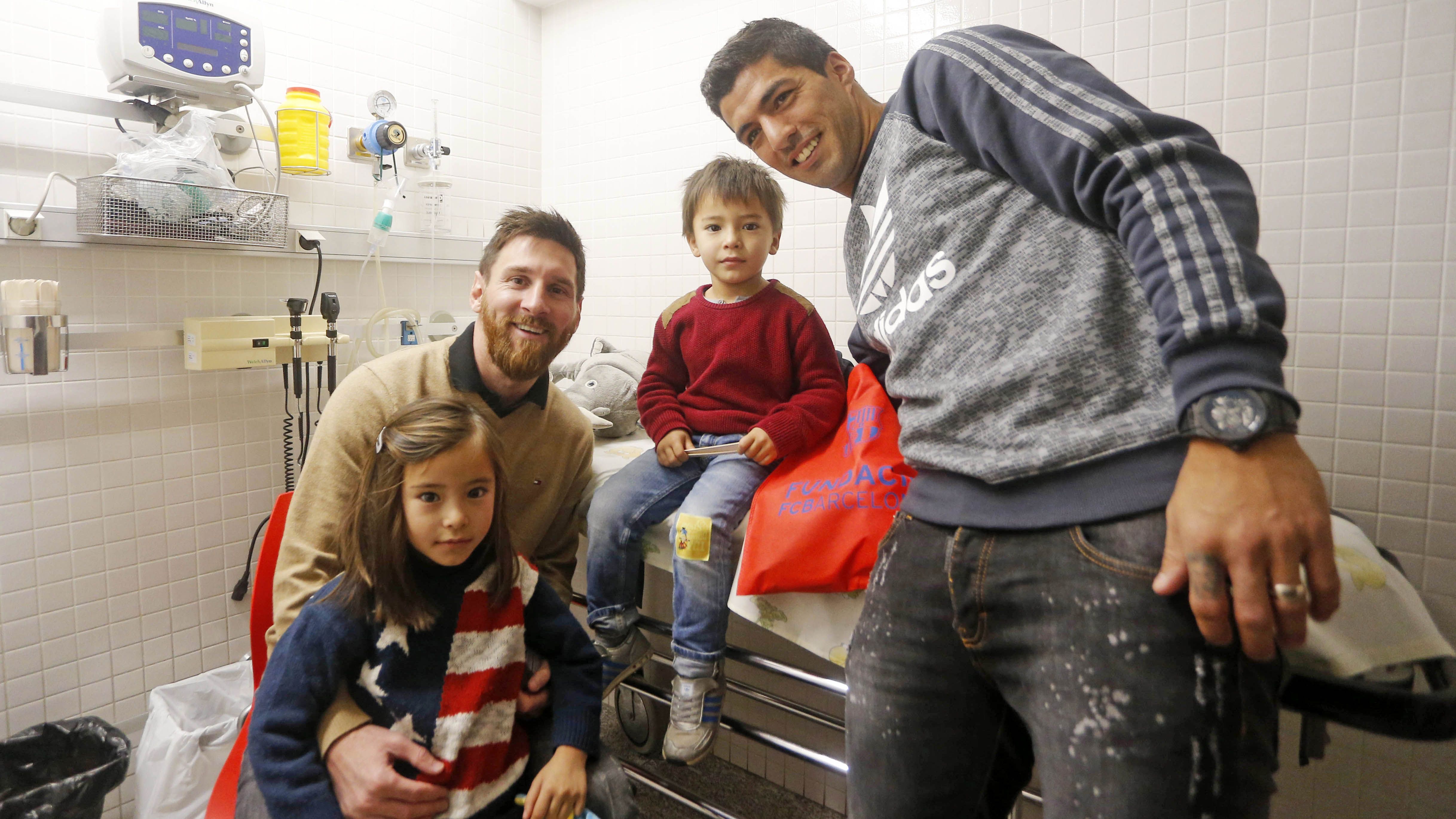 Los jugadores del Barça hacen sonreír a los niños de los hospitales