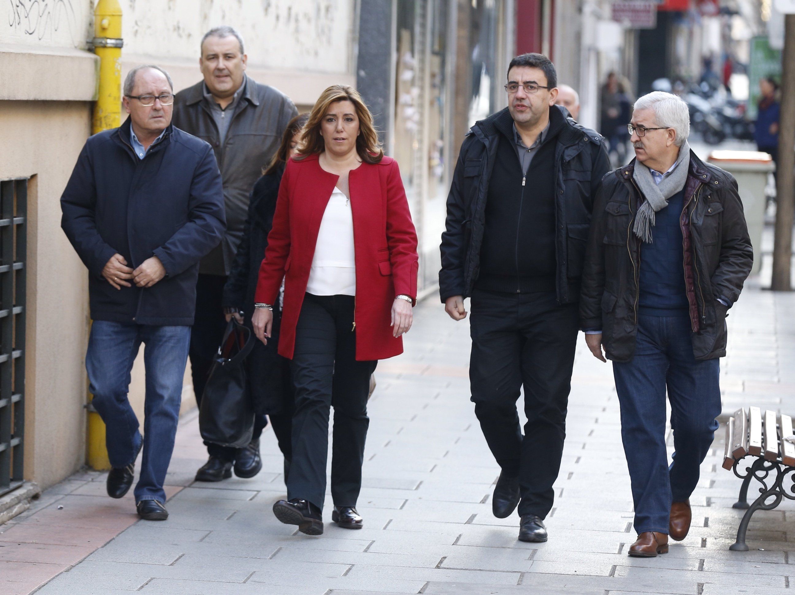 Los barones dicen "no" al PP, y exploran Podemos-IU-C's