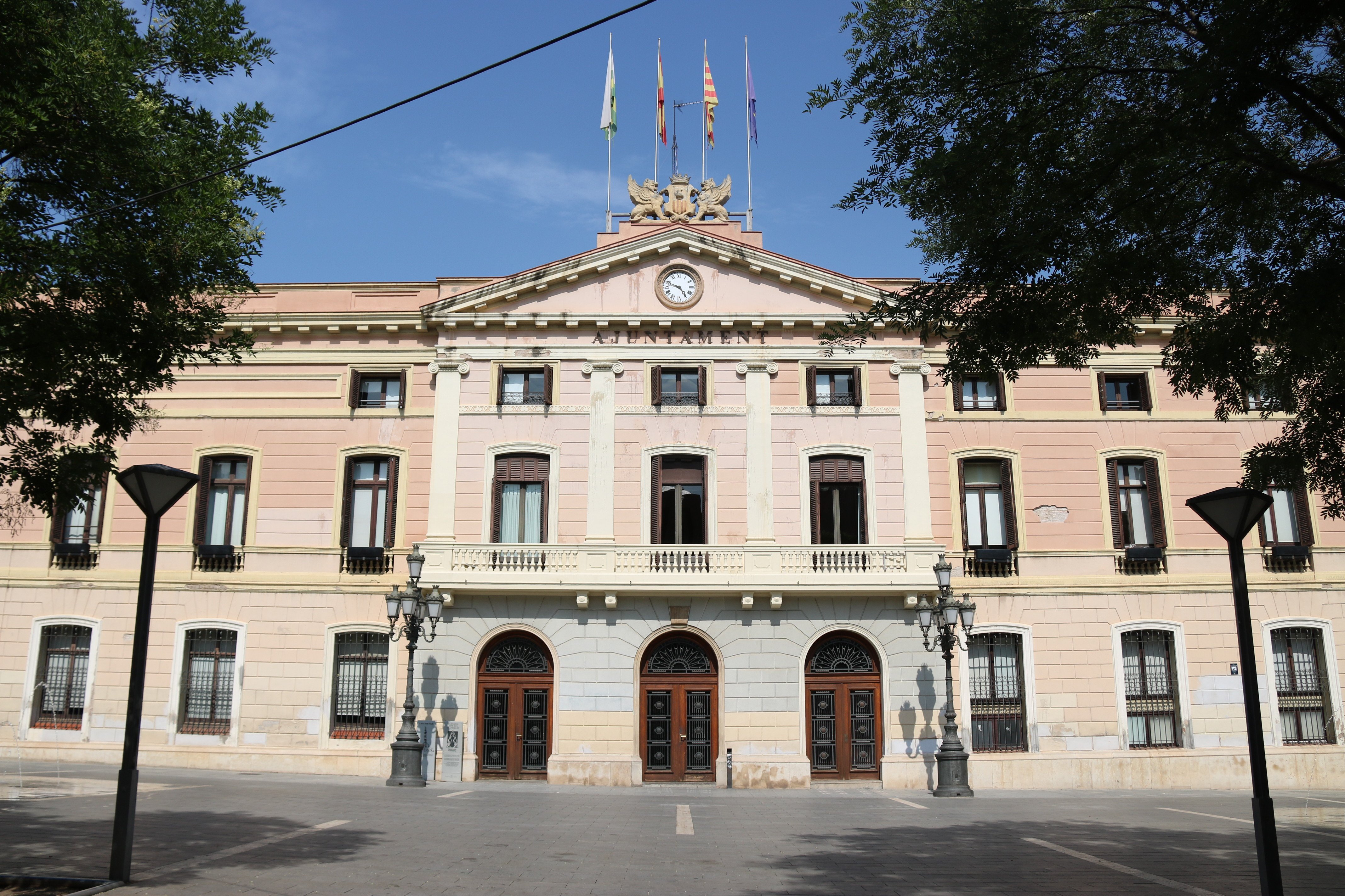 El nuevo gobierno del PSC y Podem retira la pancarta de los presos del Ayuntamiento de Sabadell