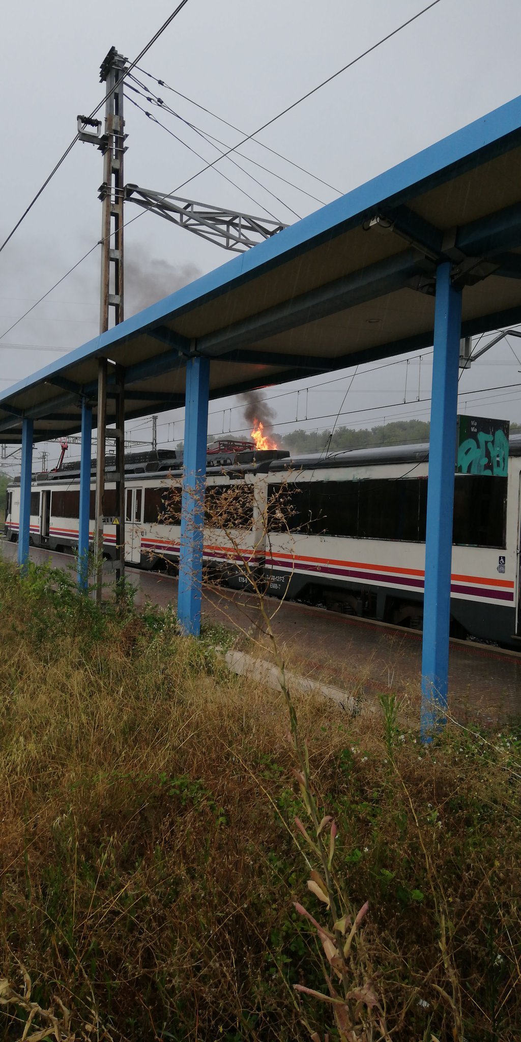 Evacuats els passatgers d'un tren de Rodalies per flames al sostre