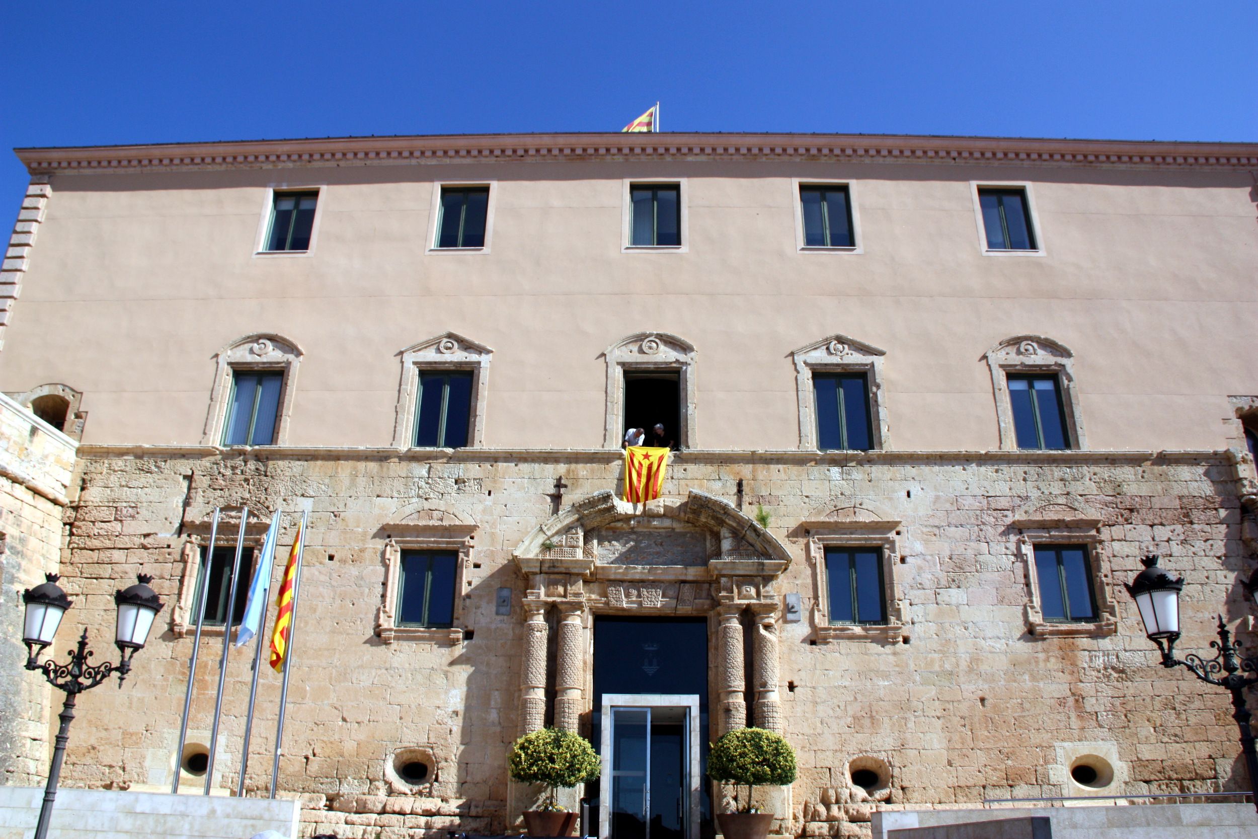 Un juez obliga a Torredembarra a retirar la estelada y poner la bandera española