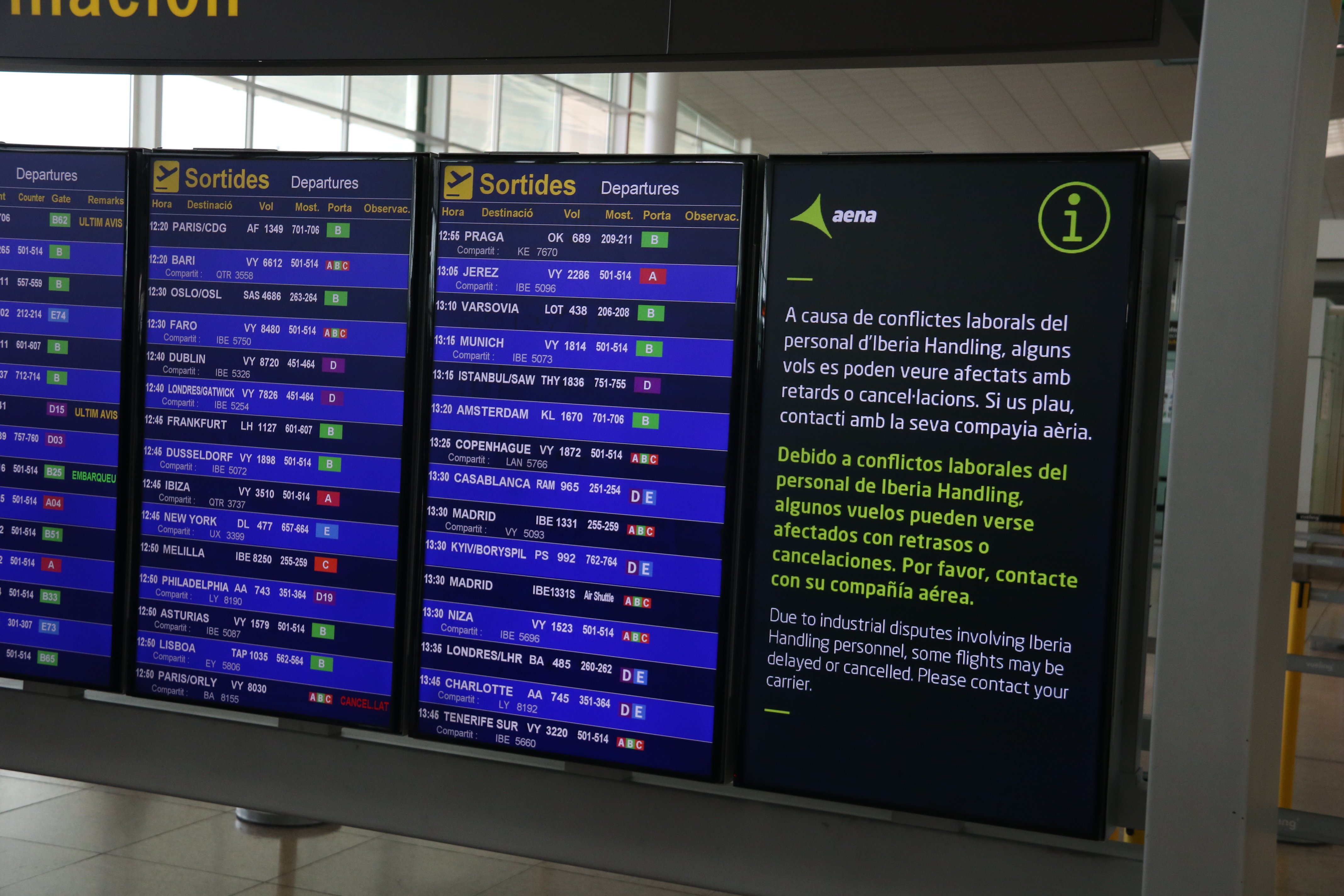 Retards i cancel·lacions en el primer dia de vaga a l'aeroport del Prat