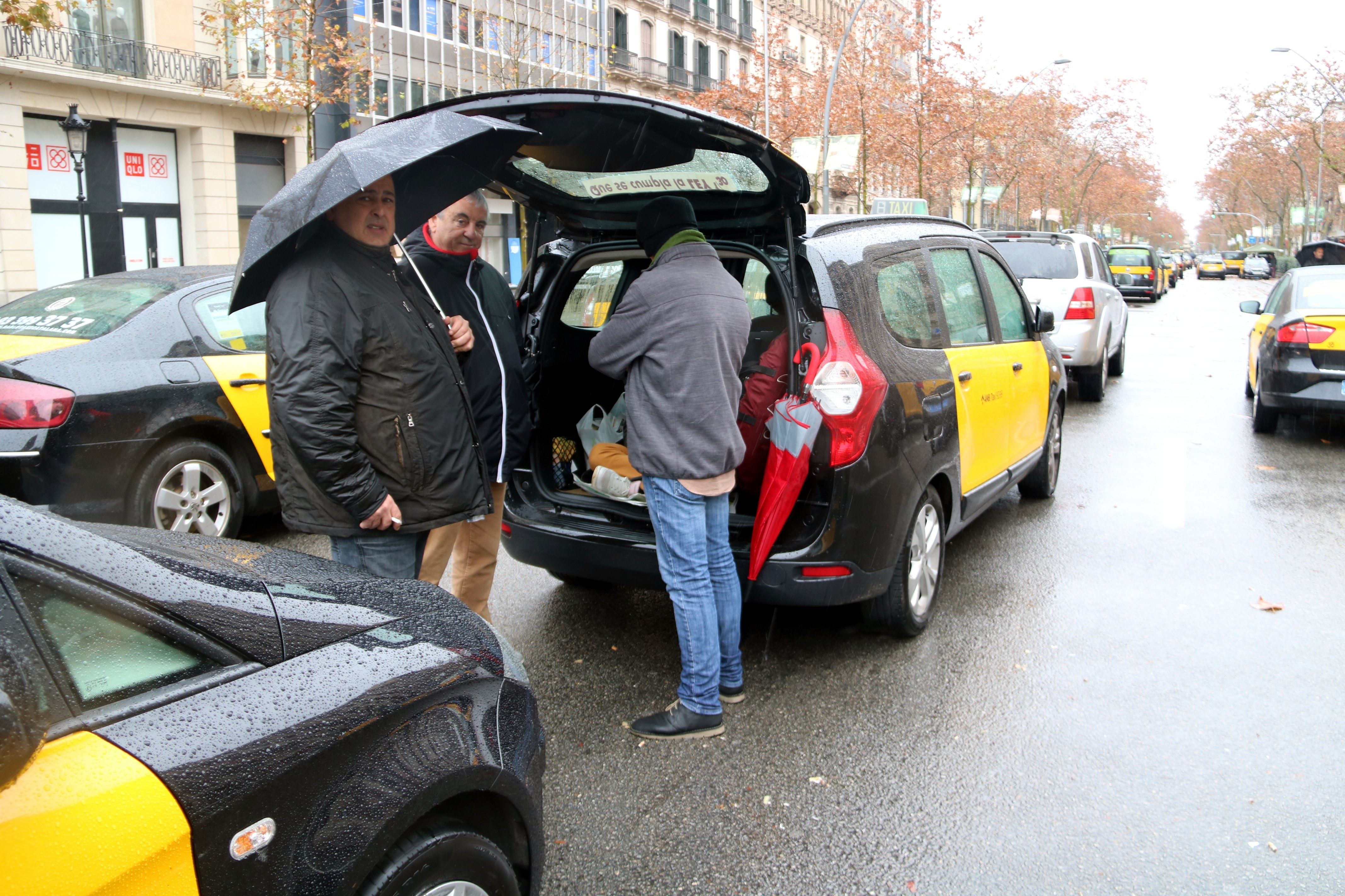 La forta pluja provoca inundacions i problemes de trànsit a l'àrea metropolitana