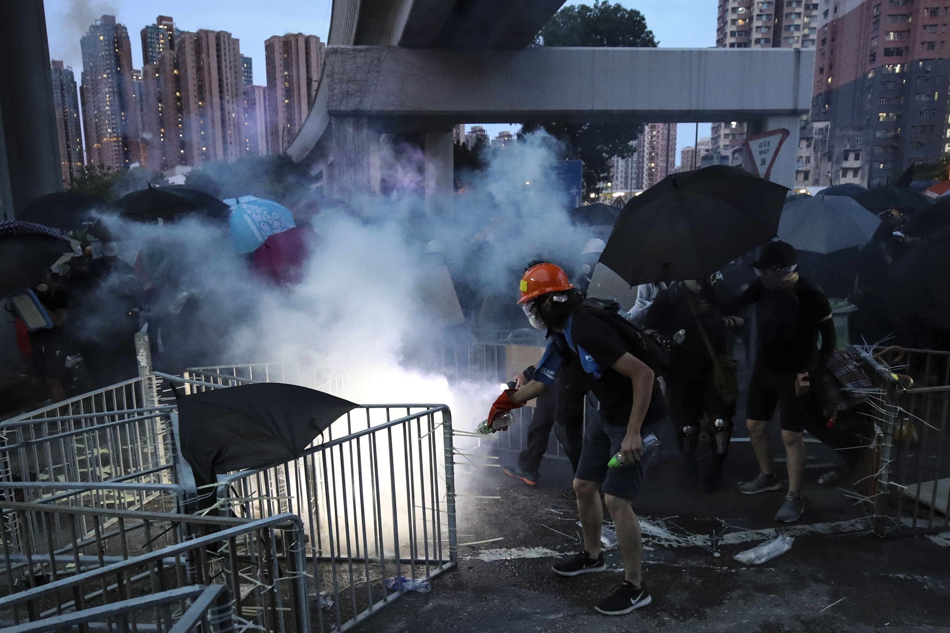 Continúa la tensión en Hong Kong: los rebeldes se levantan contra Pekín