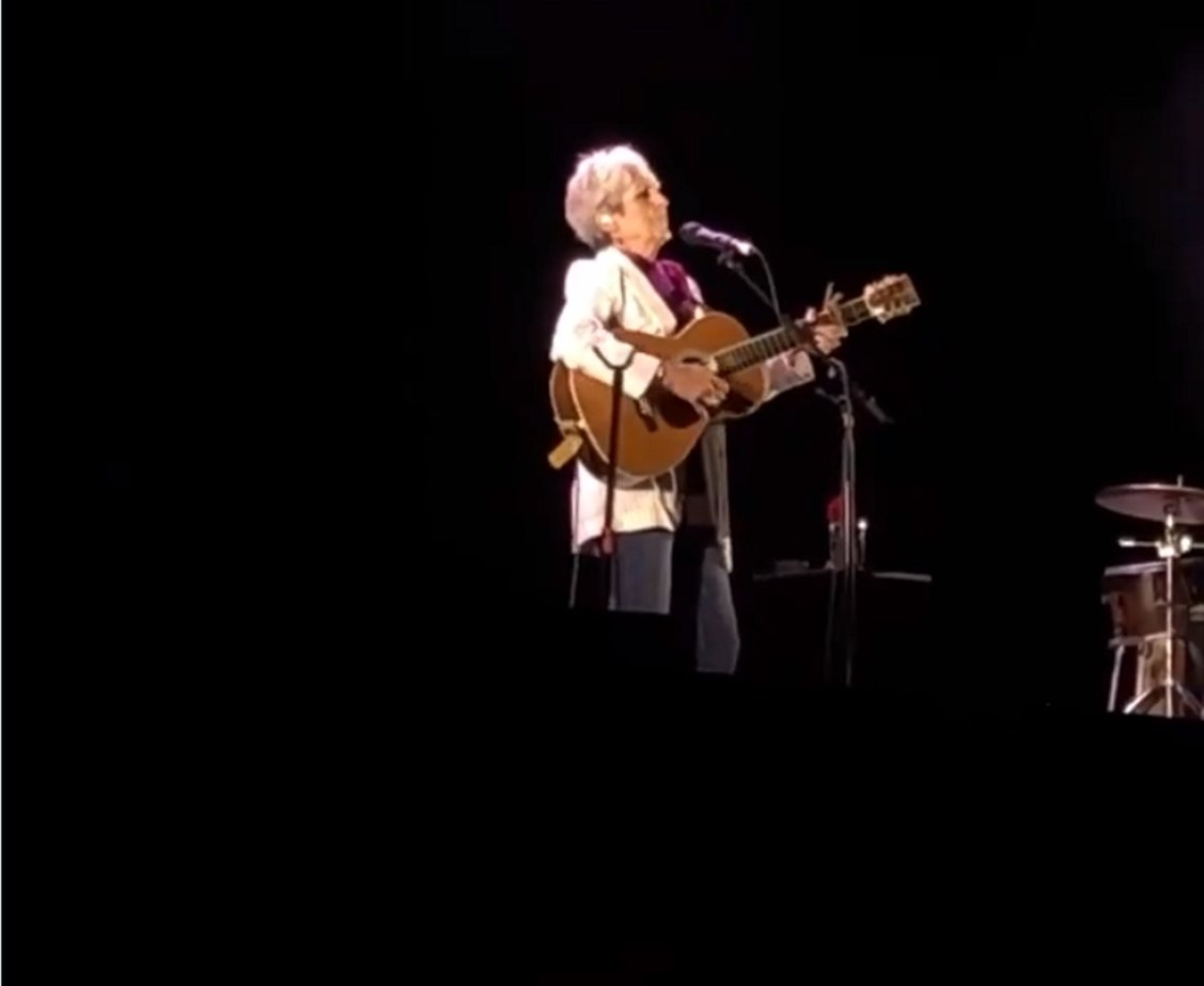 VÍDEO: Joan Baez canta el 'Més lluny' de Llach para los presos