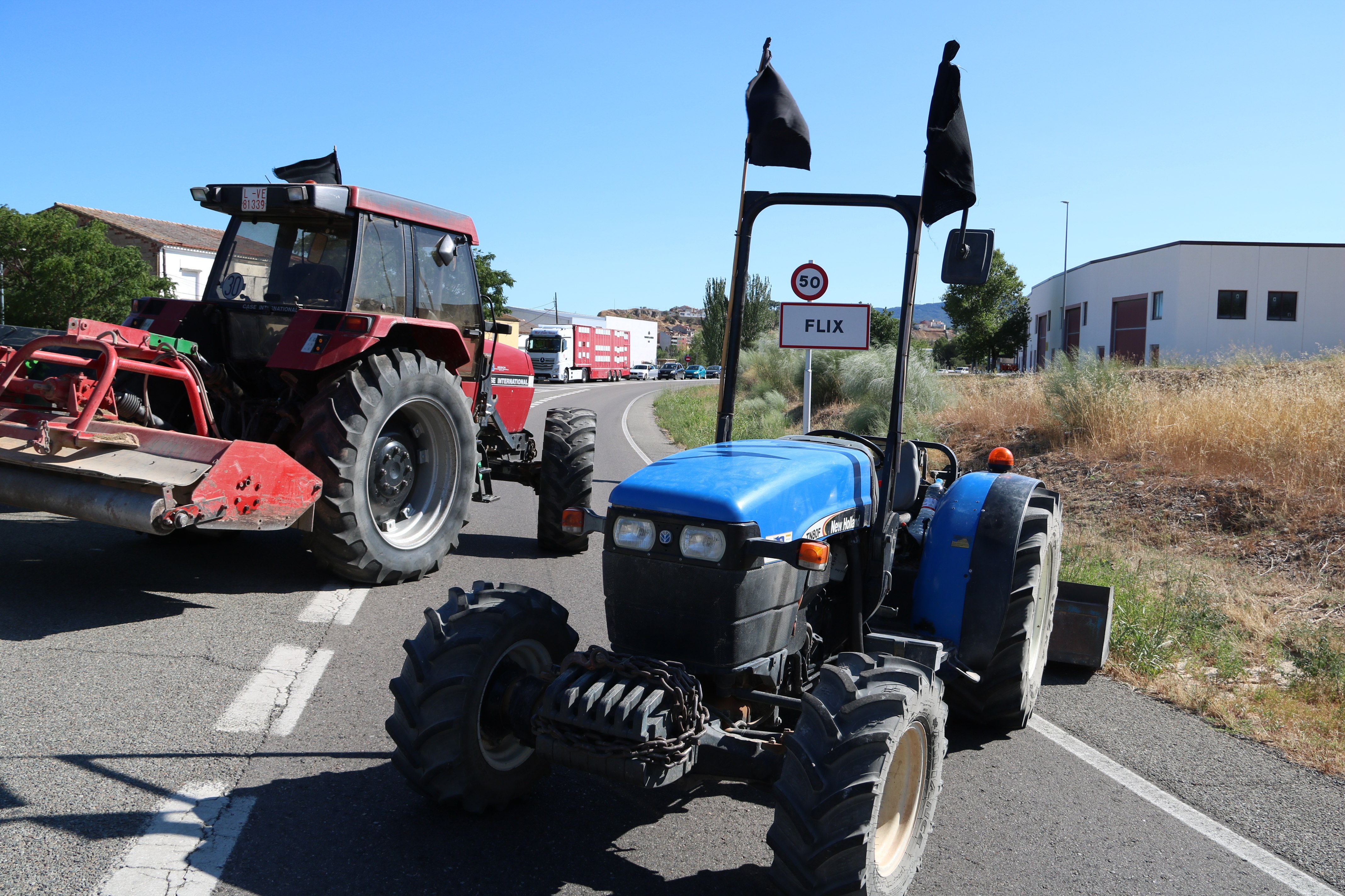 Pagesos i ramaders afectats pel foc de la Ribera d'Ebre tallen la C-12