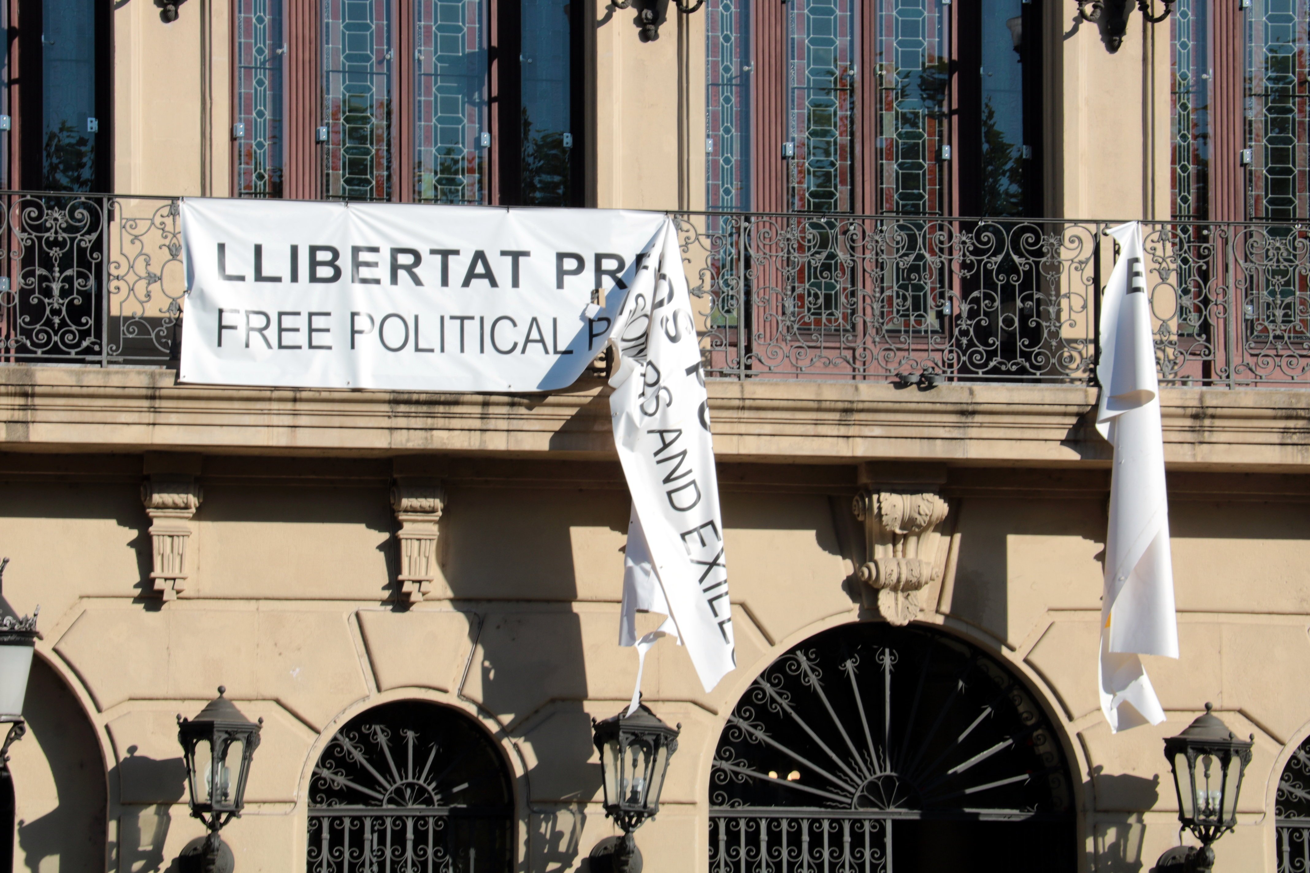 Estripen la pancarta de suport als presos polítics de l'Ajuntament de Lleida