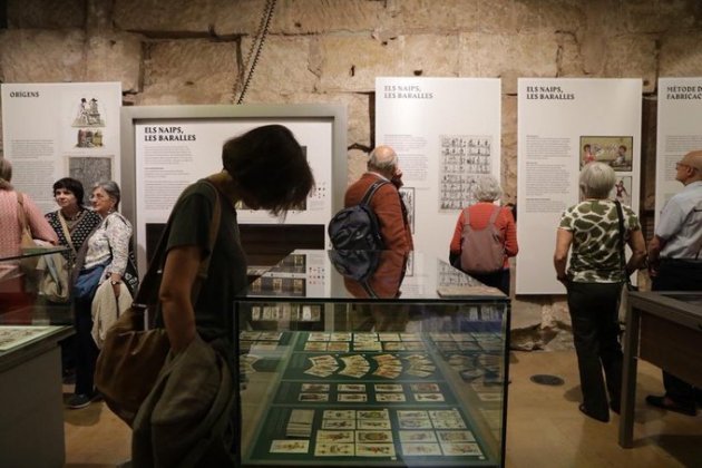 Una mano de cartas naipes @BCN archivo