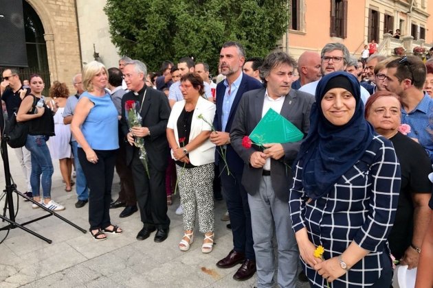 EuropaPress 1371418 La hermana de los Oukabir protagoniza el acto de Ripoll contra los atentados