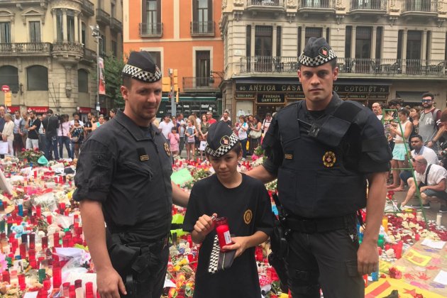 Ivan y agentes Guardia Urbana, víctimas 17 En Rambla. Yolanda Ortiz