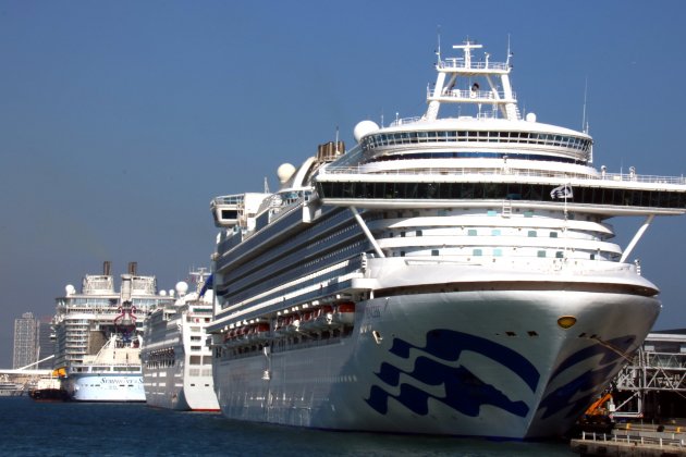 Tres creuers amarrats al moll del Port de Barcelona ACN