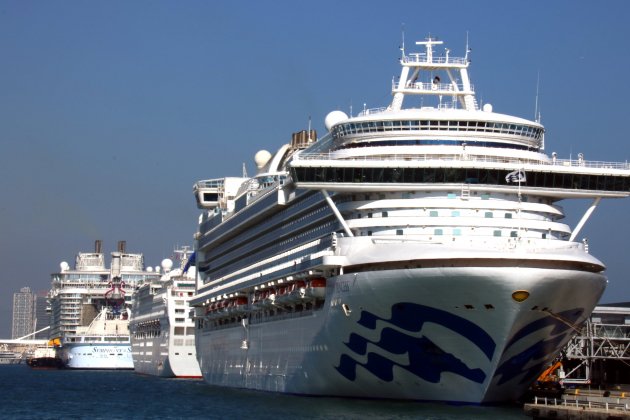 Tres cruceros amarrados en el muelle del Puerto de Barcelona ACN