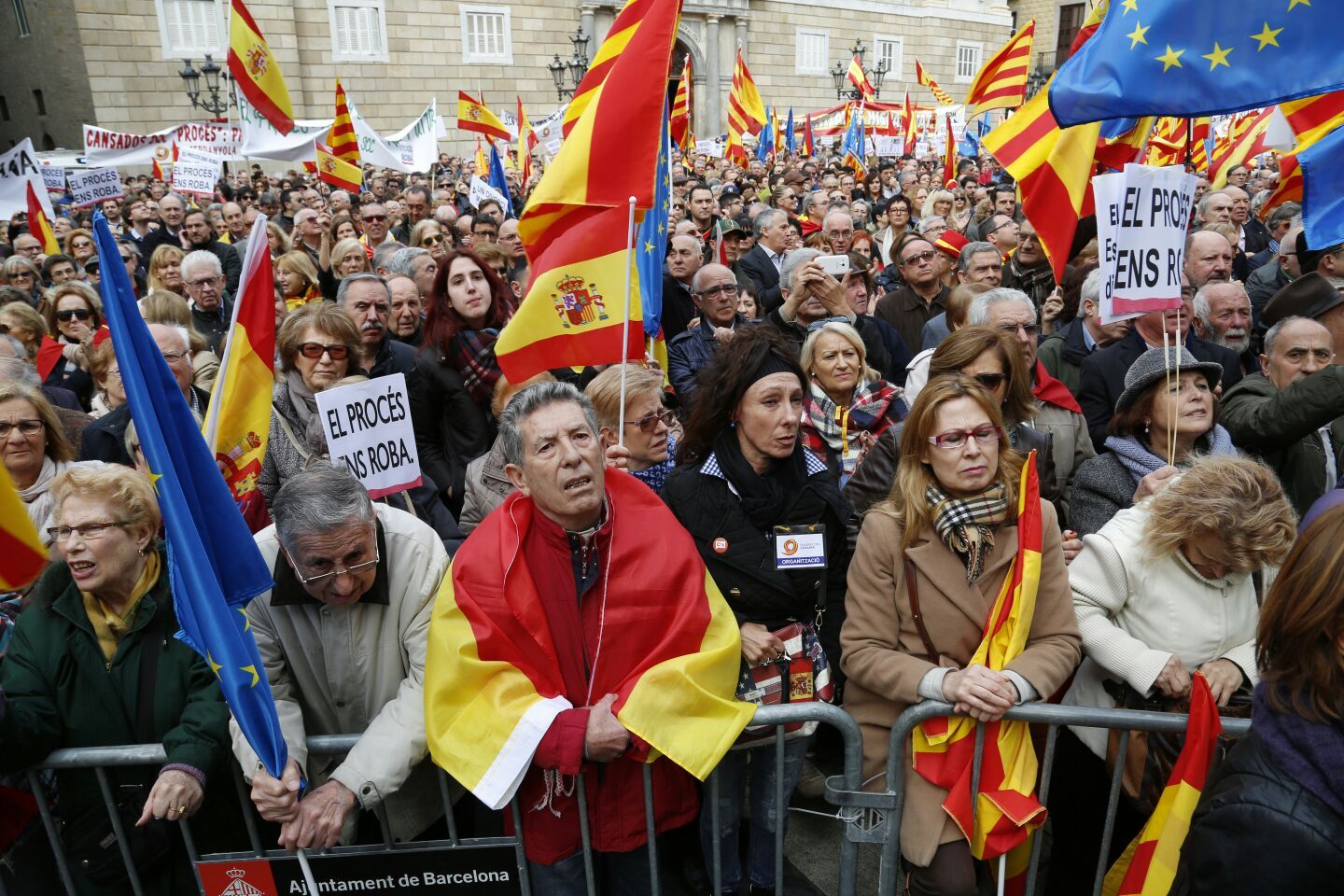 SCC omple la plaça Sant Jaume amb el lema #prouprocés