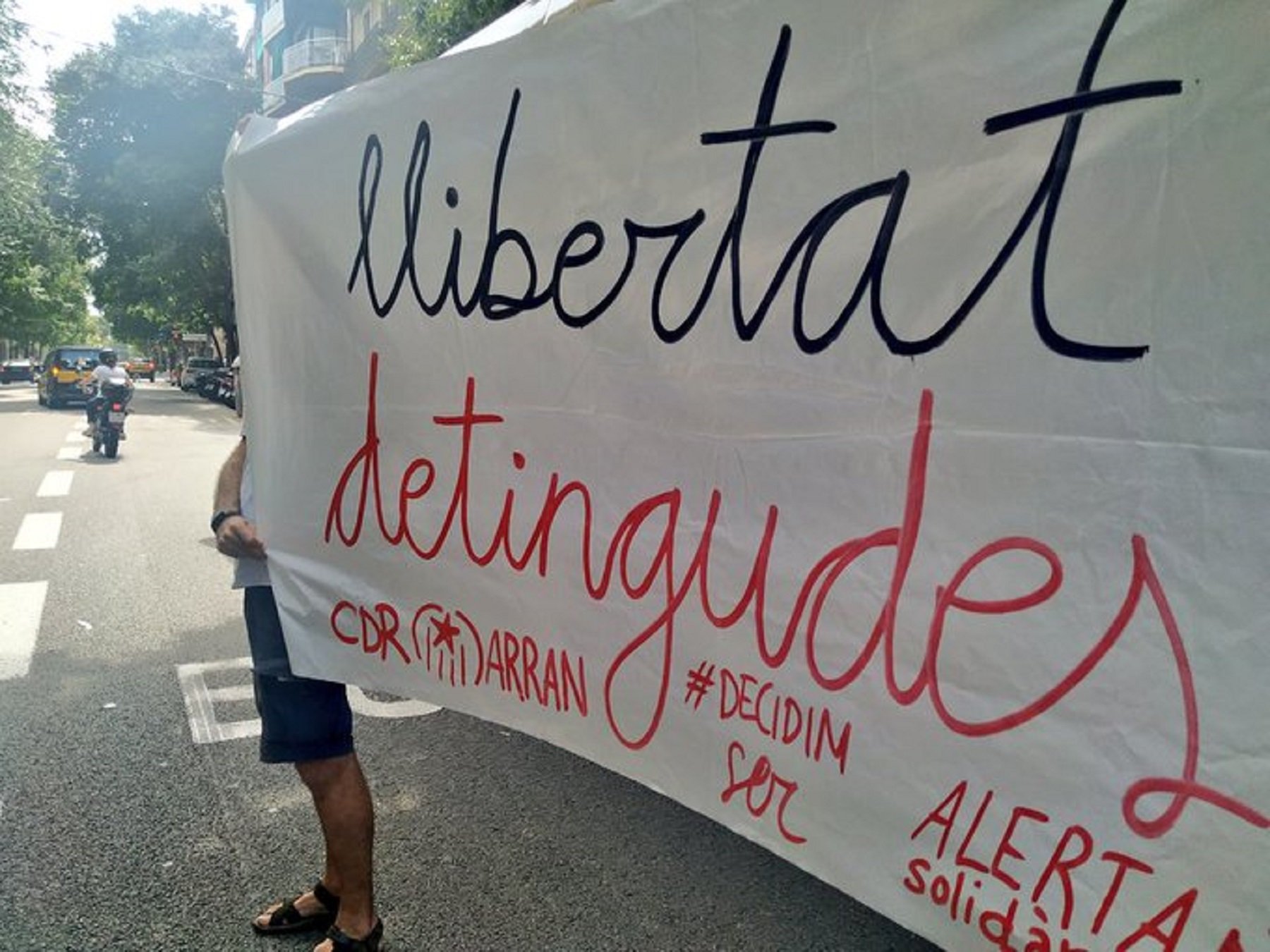 Condenados dos activistas a raíz de una protesta en defensa de Puigdemont Condenados dos activistas a raíz de una protesta en defensa de Puigdemont