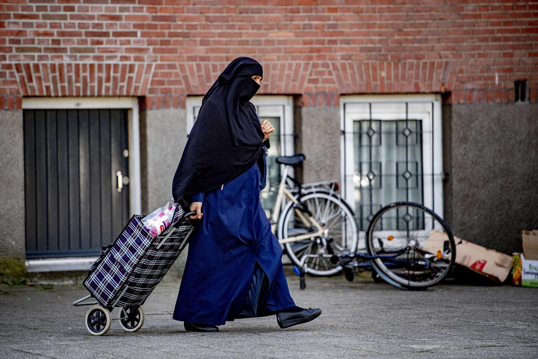 Países Bajos prohíbe llevar burka en espacios públicos
