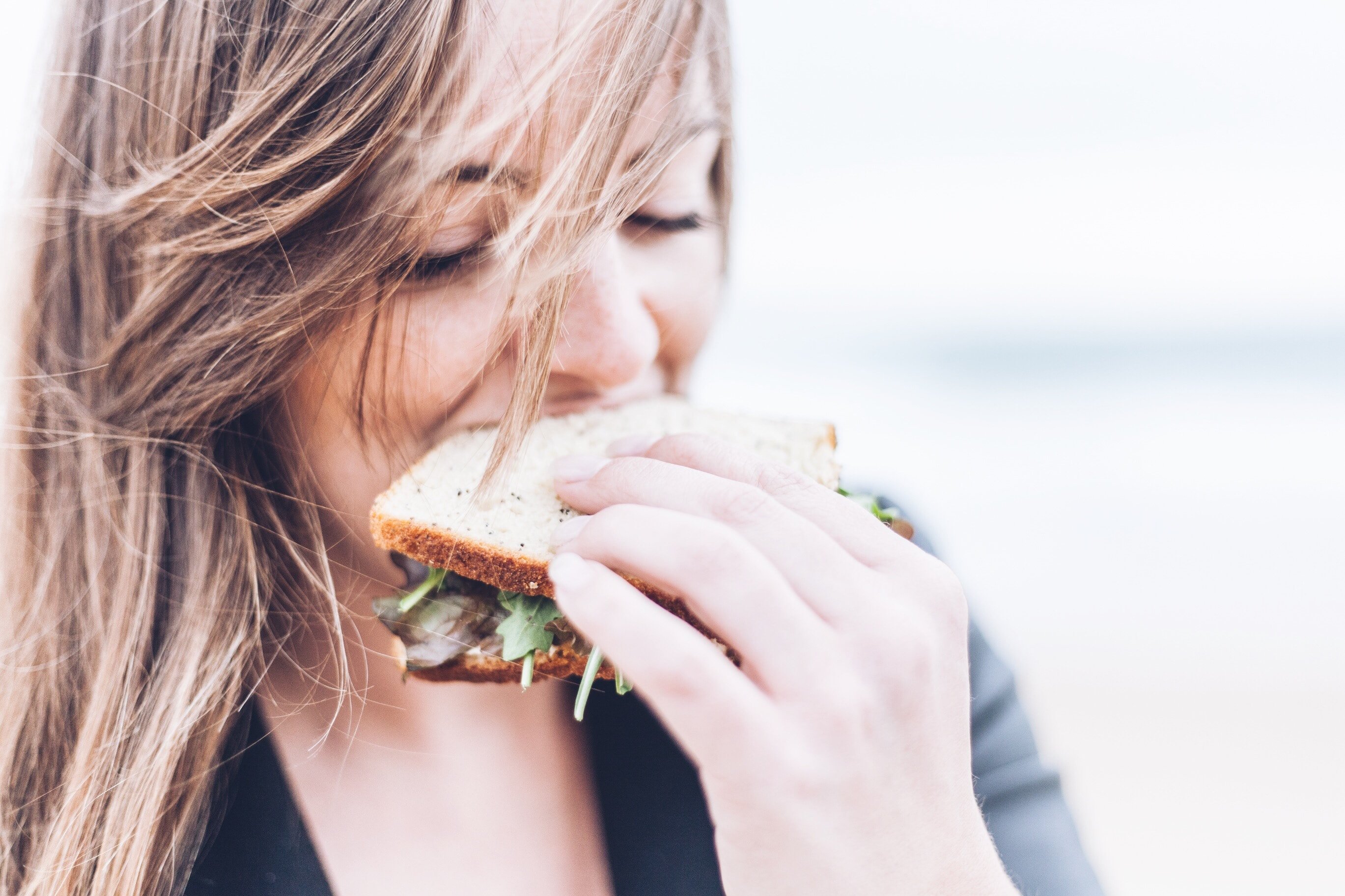 mujer comiendo unsplash