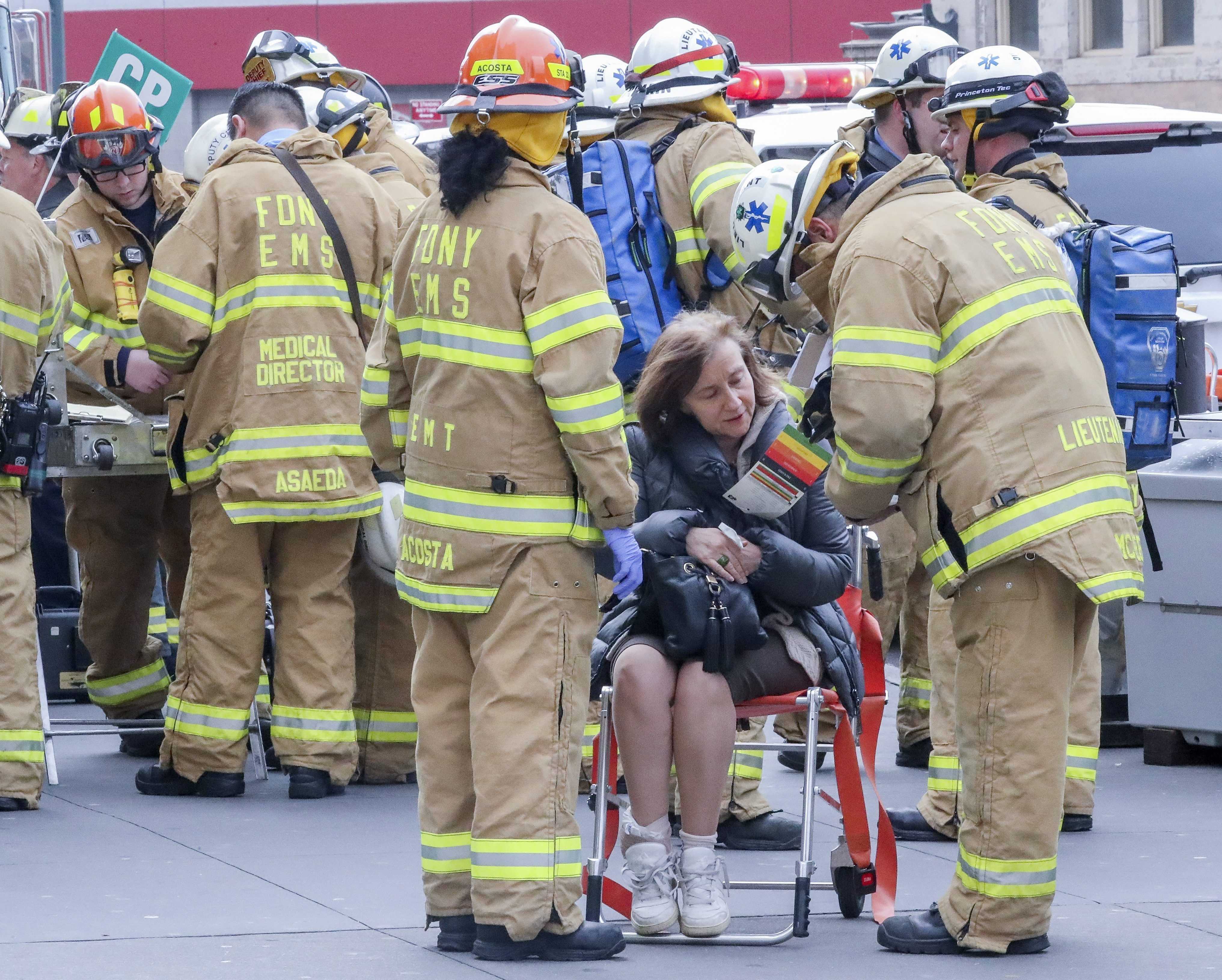 Más de 100 heridos al descarrilar un tren en Nueva York