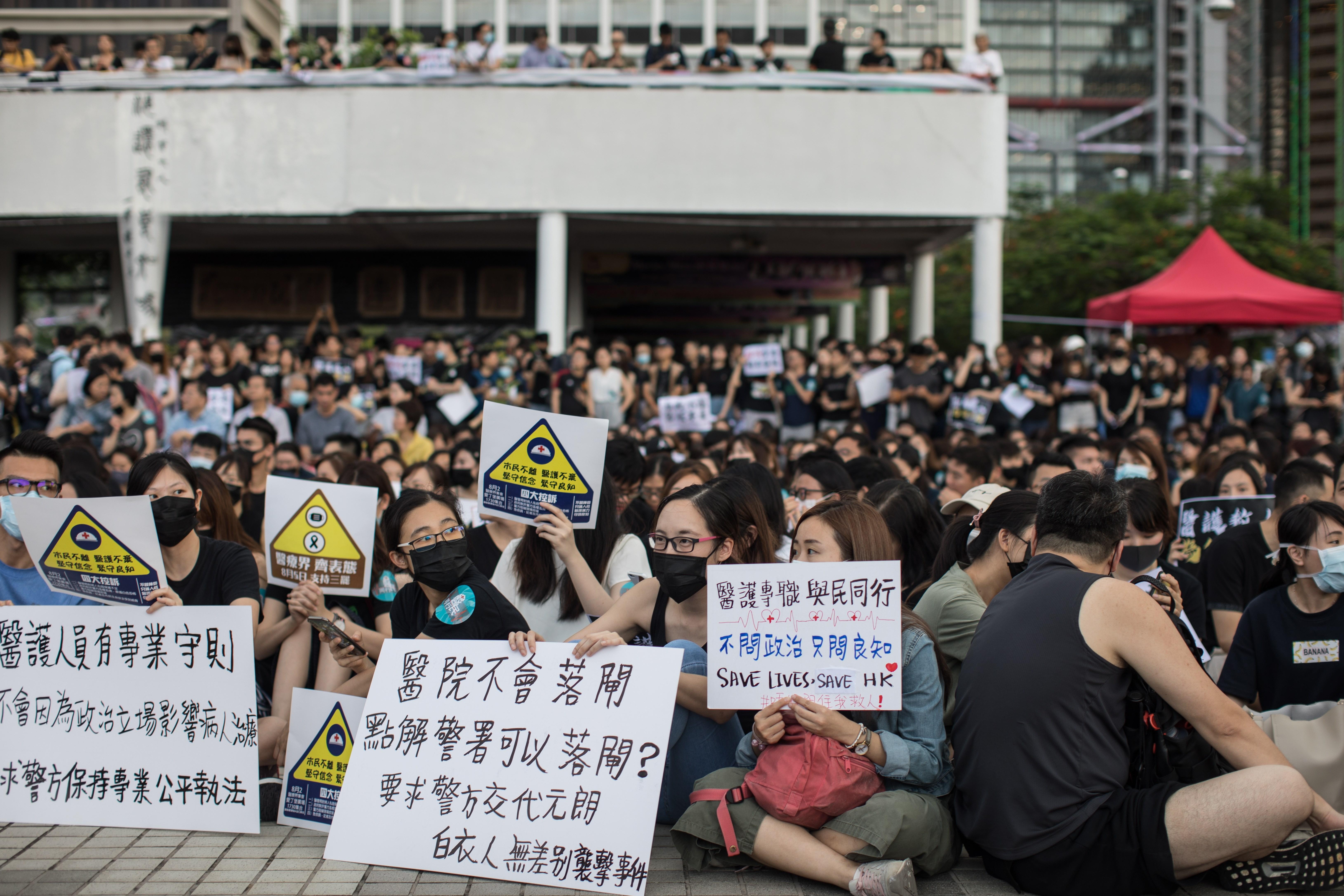 Milers de funcionaris desafien el govern de Hong Kong en una altra marxa massiva