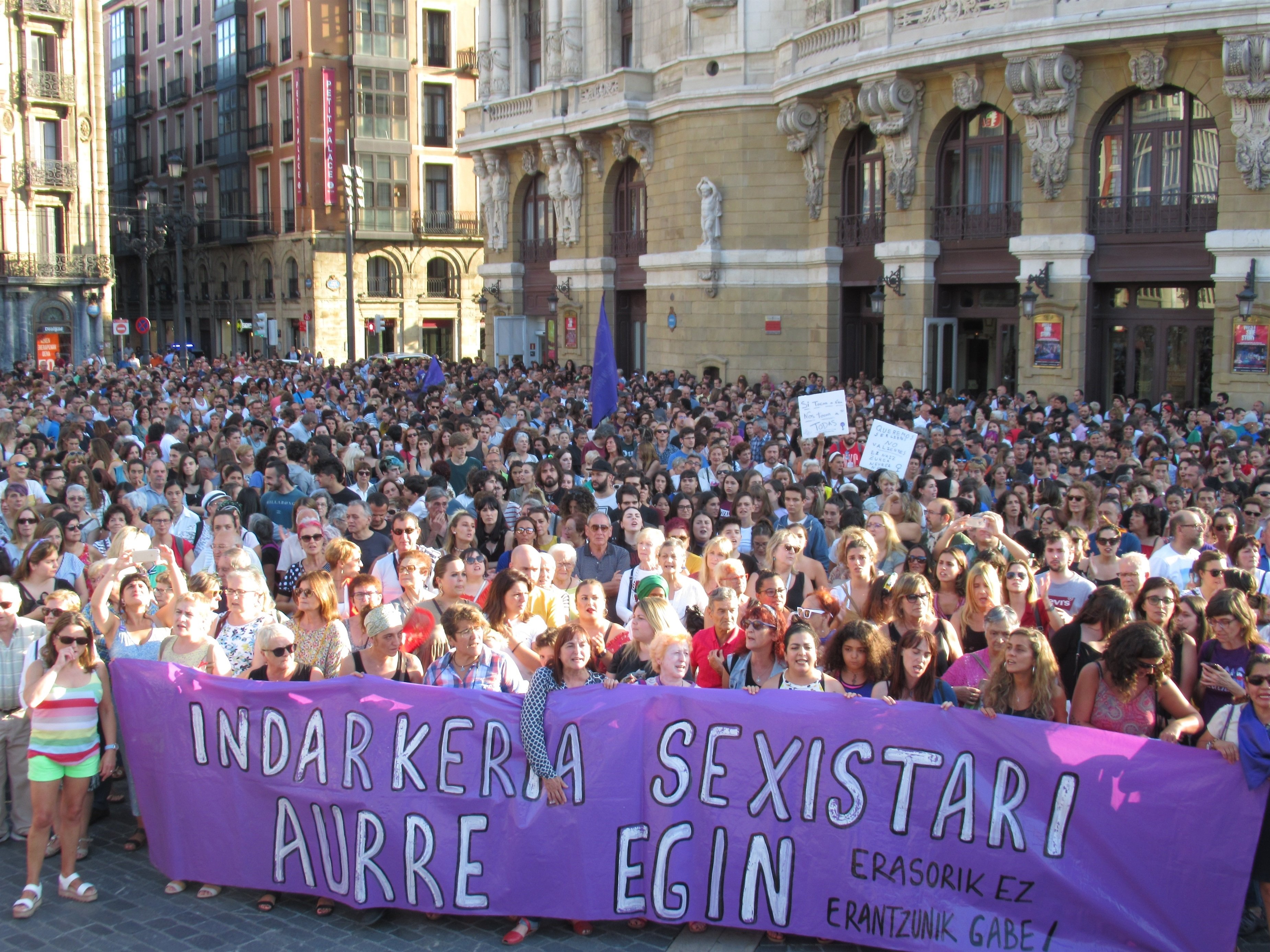 Miles de mujeres se concentran en Bilbao para denunciar la violación grupal