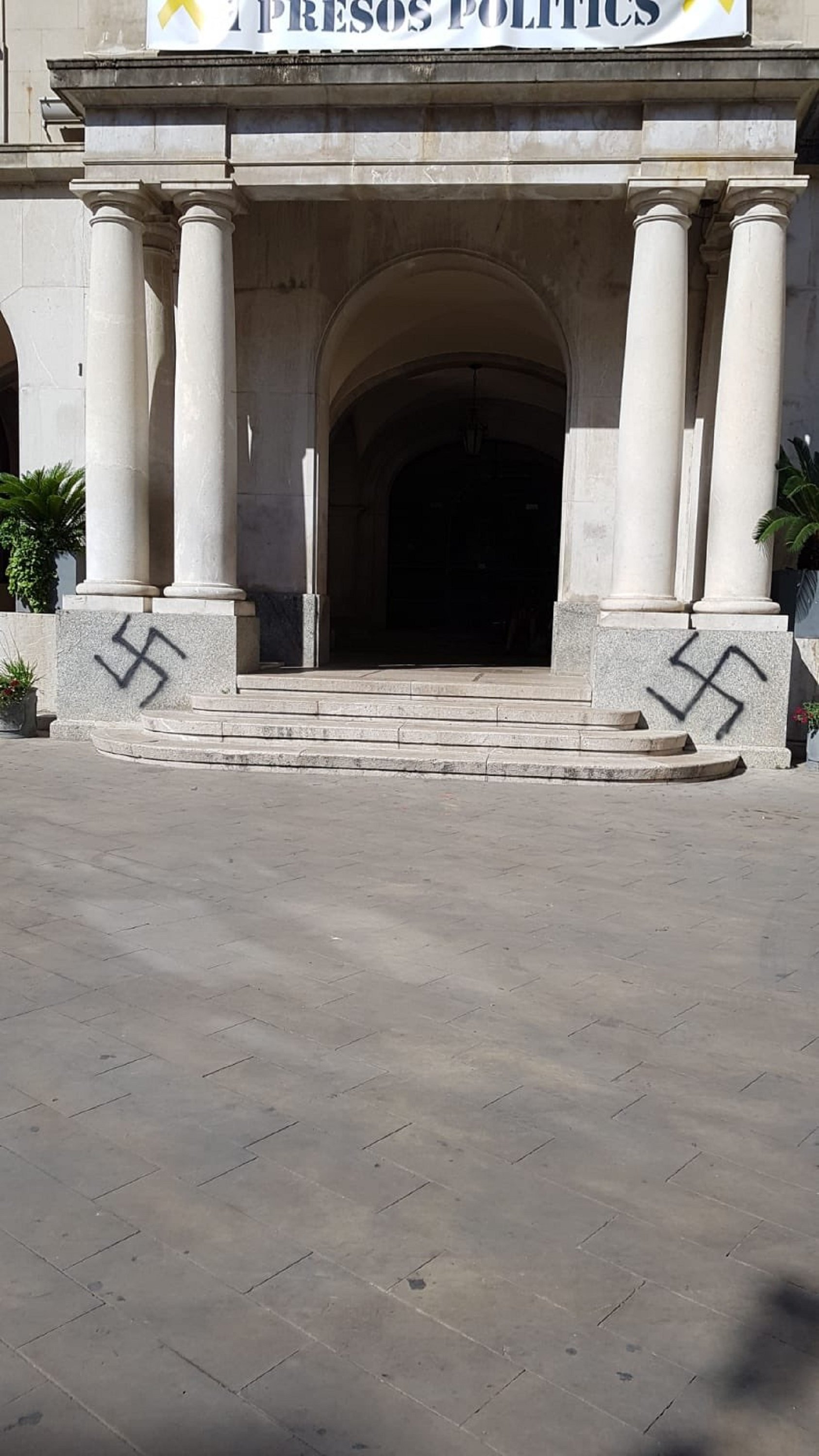 Pinten esvàstiques a la façana de l'Ajuntament de Figueres